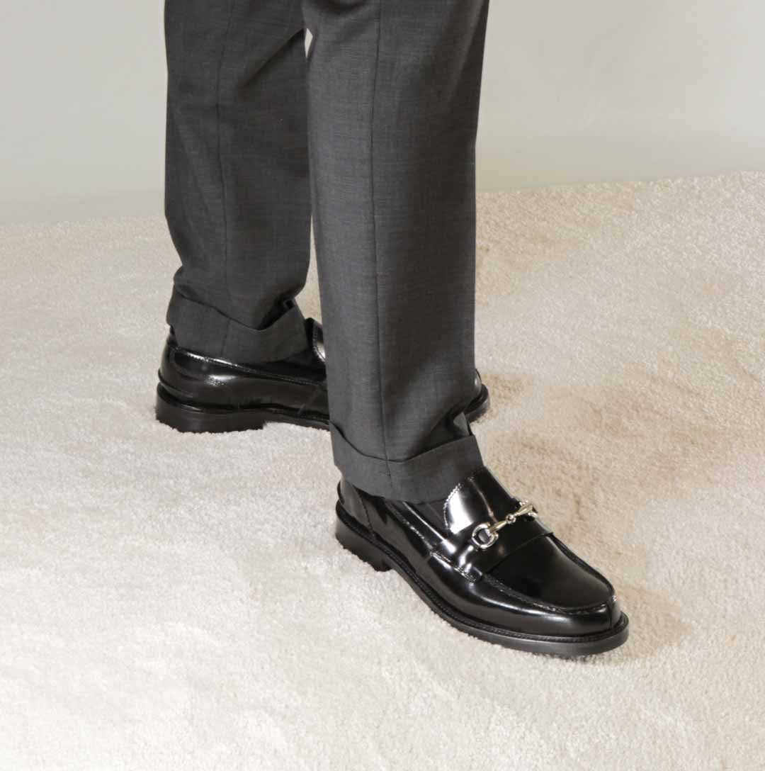 Mocassino con morsetto da uomo in pelle lucida colore nero