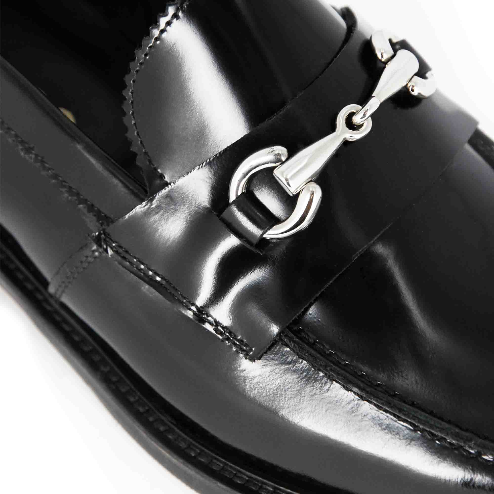 Mocassino con morsetto da uomo in pelle lucida colore nero