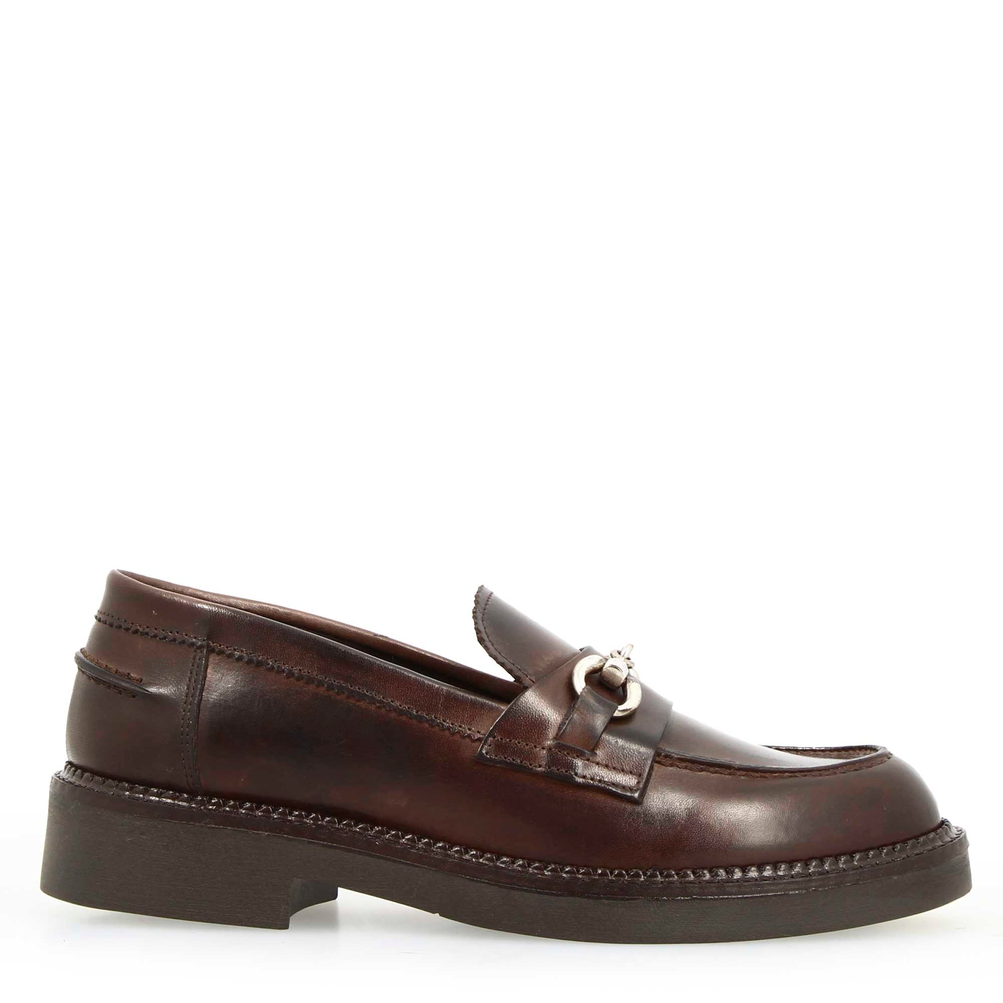 Women's loafer with sturdy sole in dark brown leather and buckle