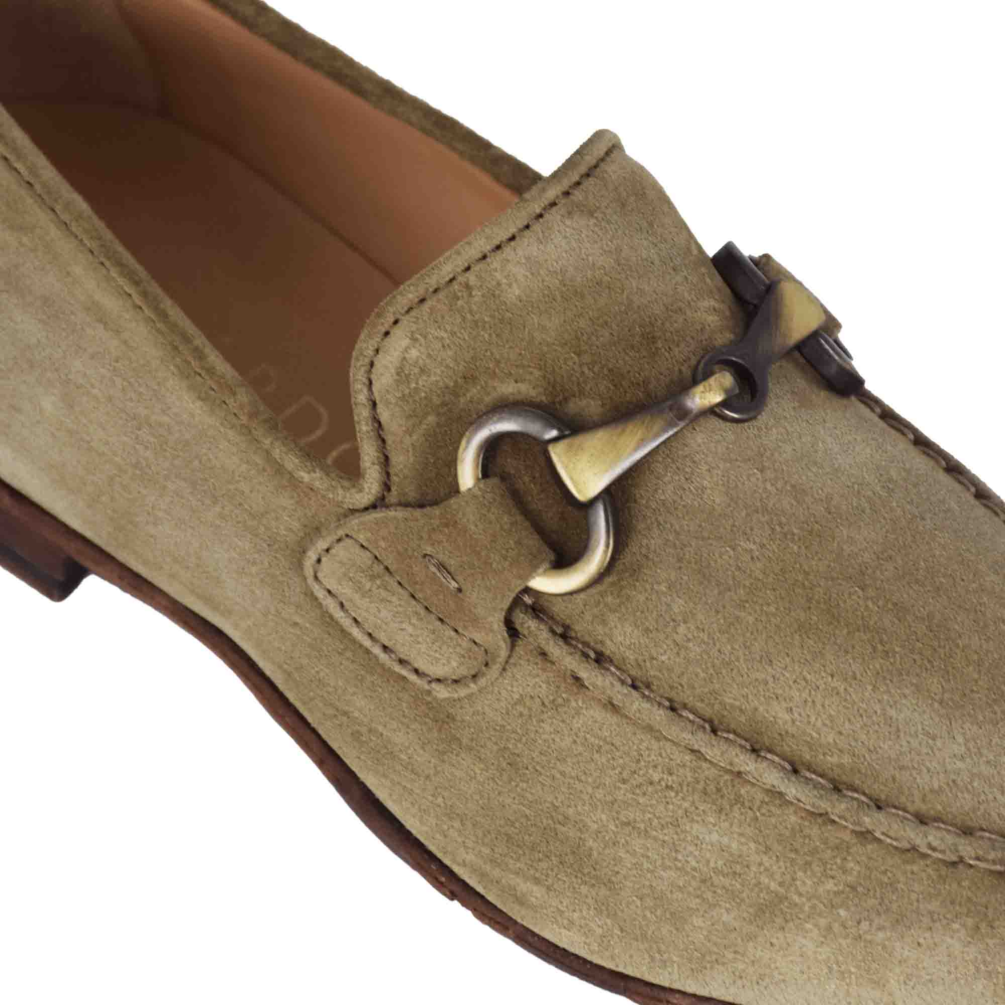 Men's beige suede moccasin with gold-coloured horsebit