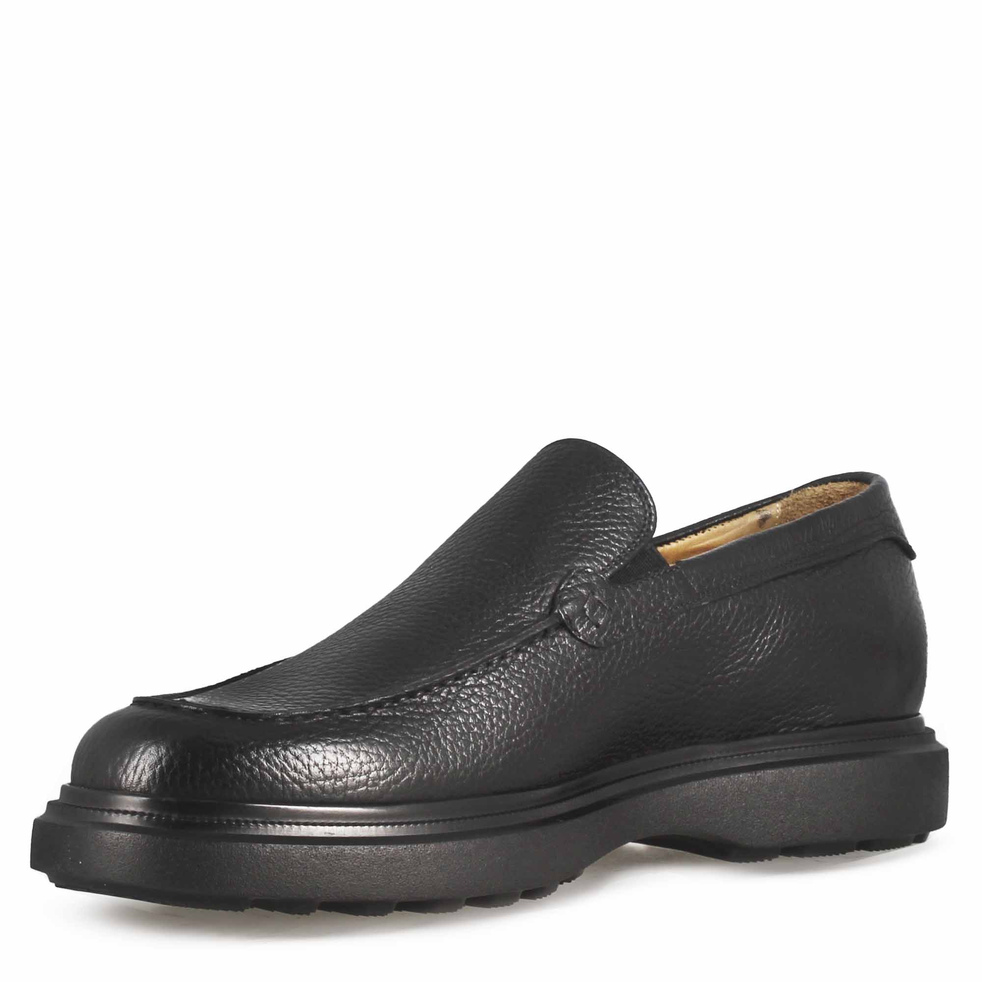 Mocassino da uomo in pelle martellata colore nero e suola in gomma