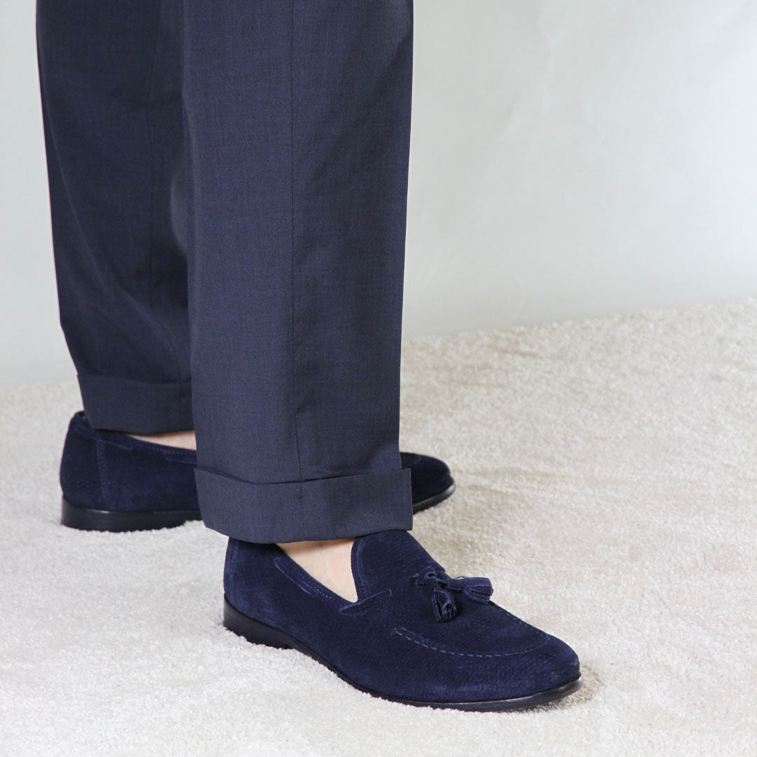 Mocassin fait main en daim avec pompons bleus