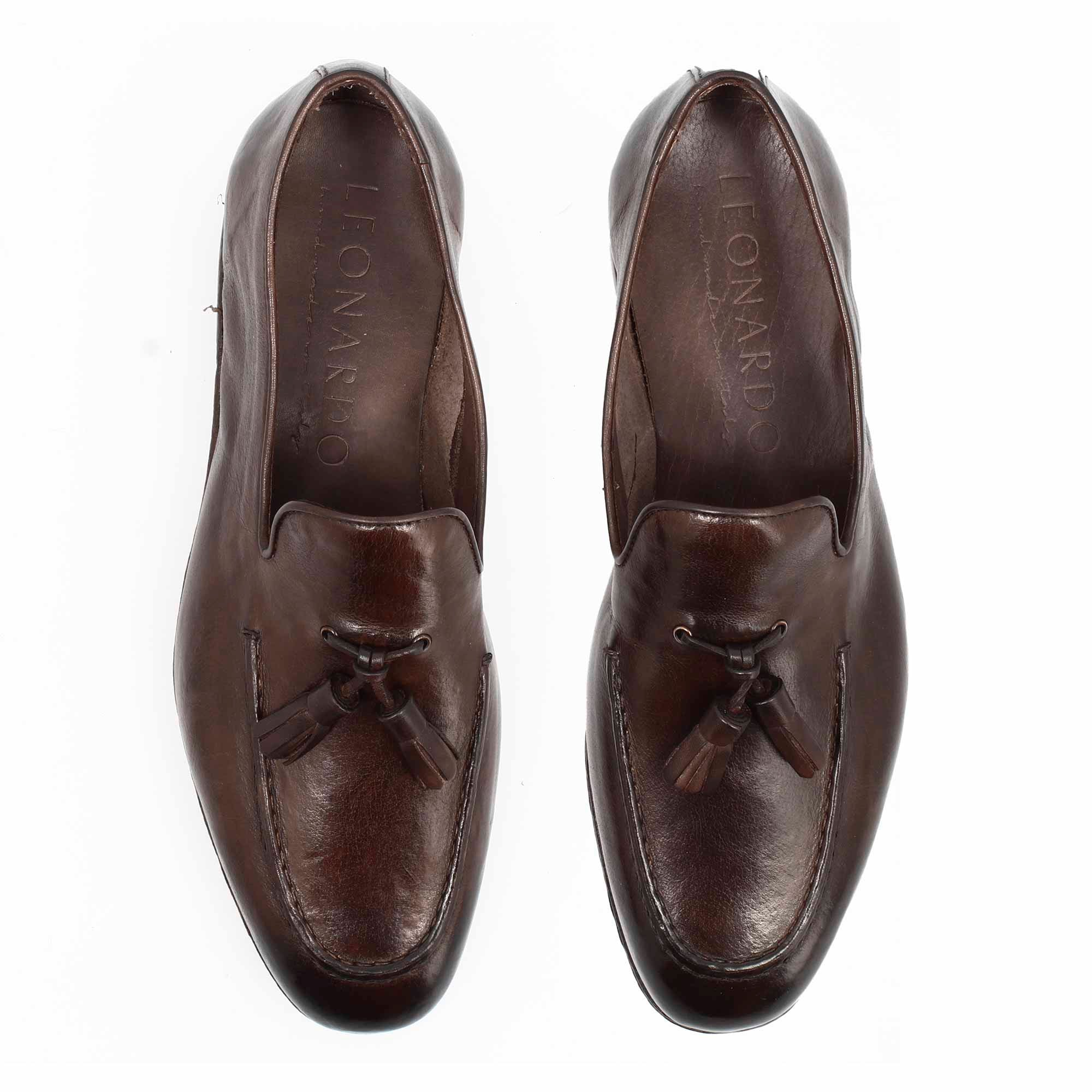 Mocassino marrone scuro da uomo artigianali in pelle con nappine