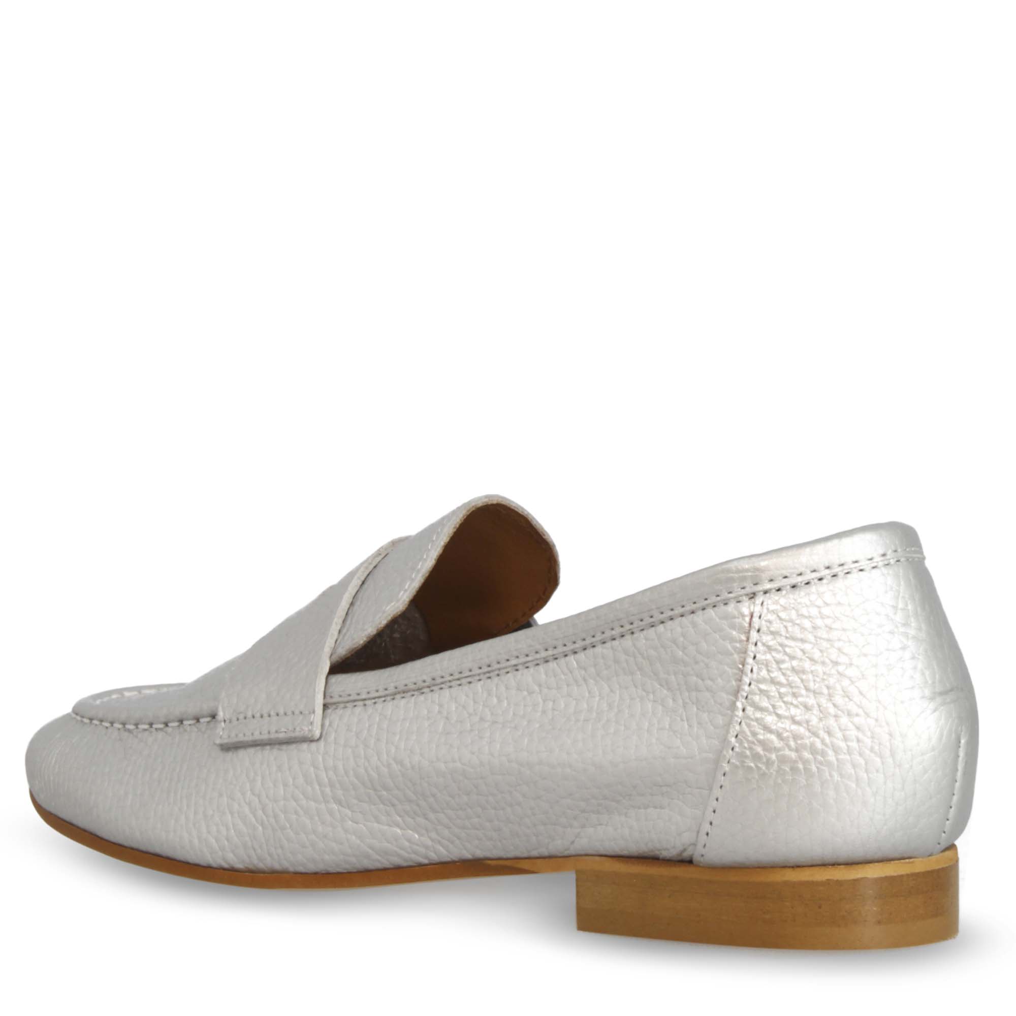 Mocassin souple fait main pour femme en cuir argenté