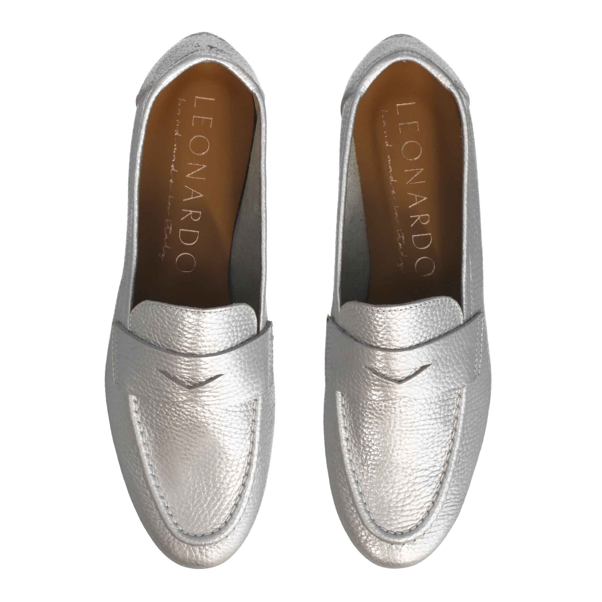 Mocassin souple fait main pour femme en cuir argenté