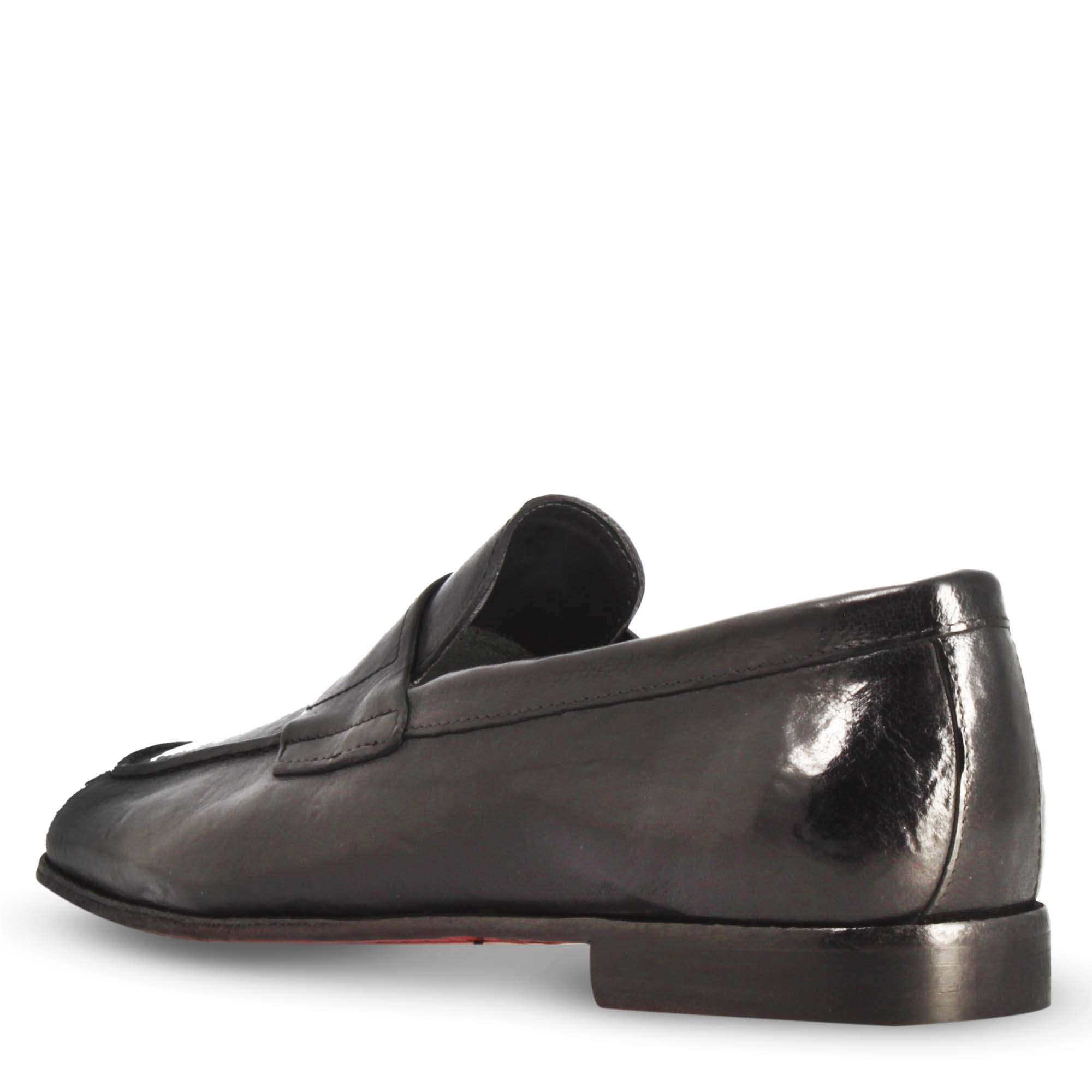 Handcrafted black moccasin for men in fine leather