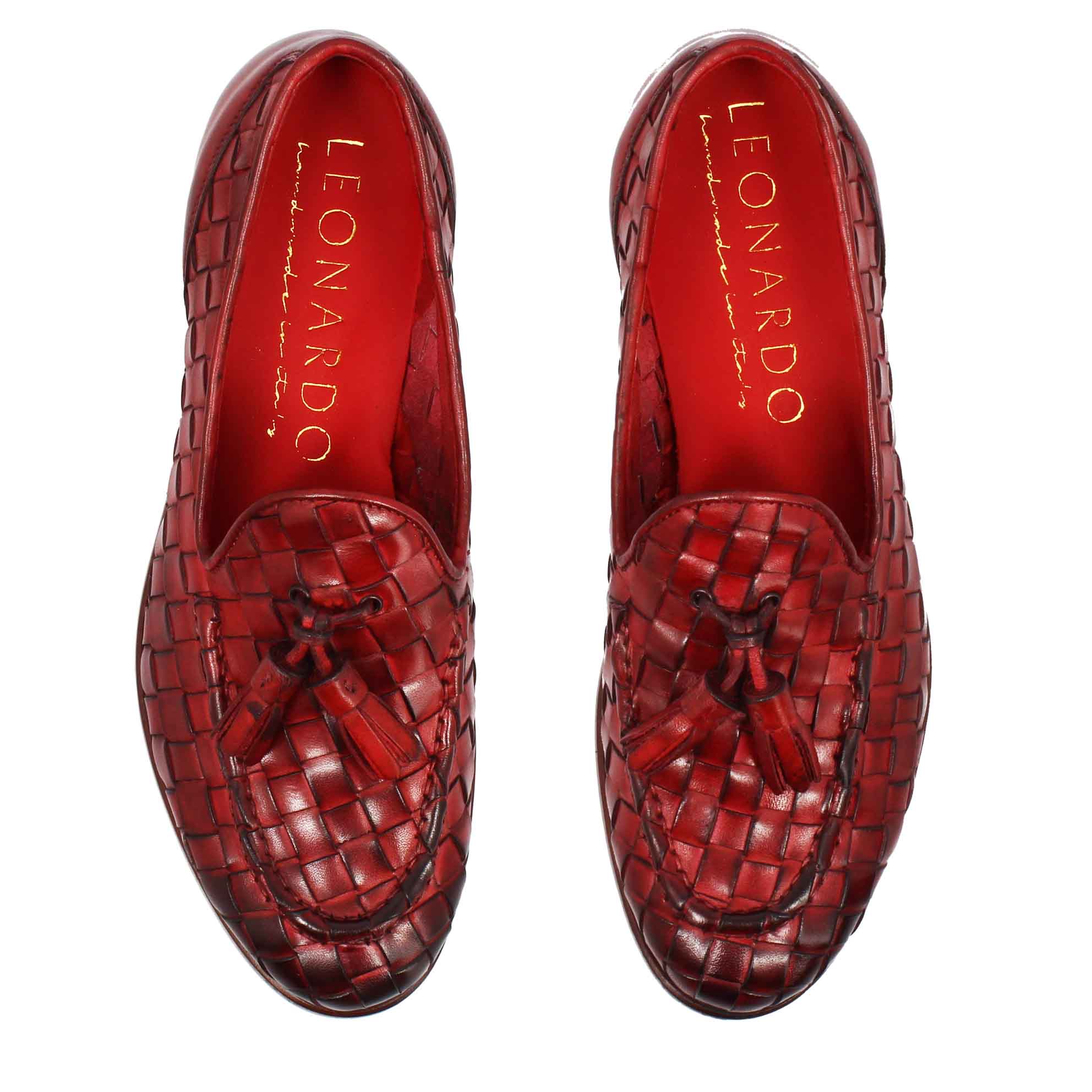 Mocassins pour femme faits main en cuir tressé rouge avec pompons