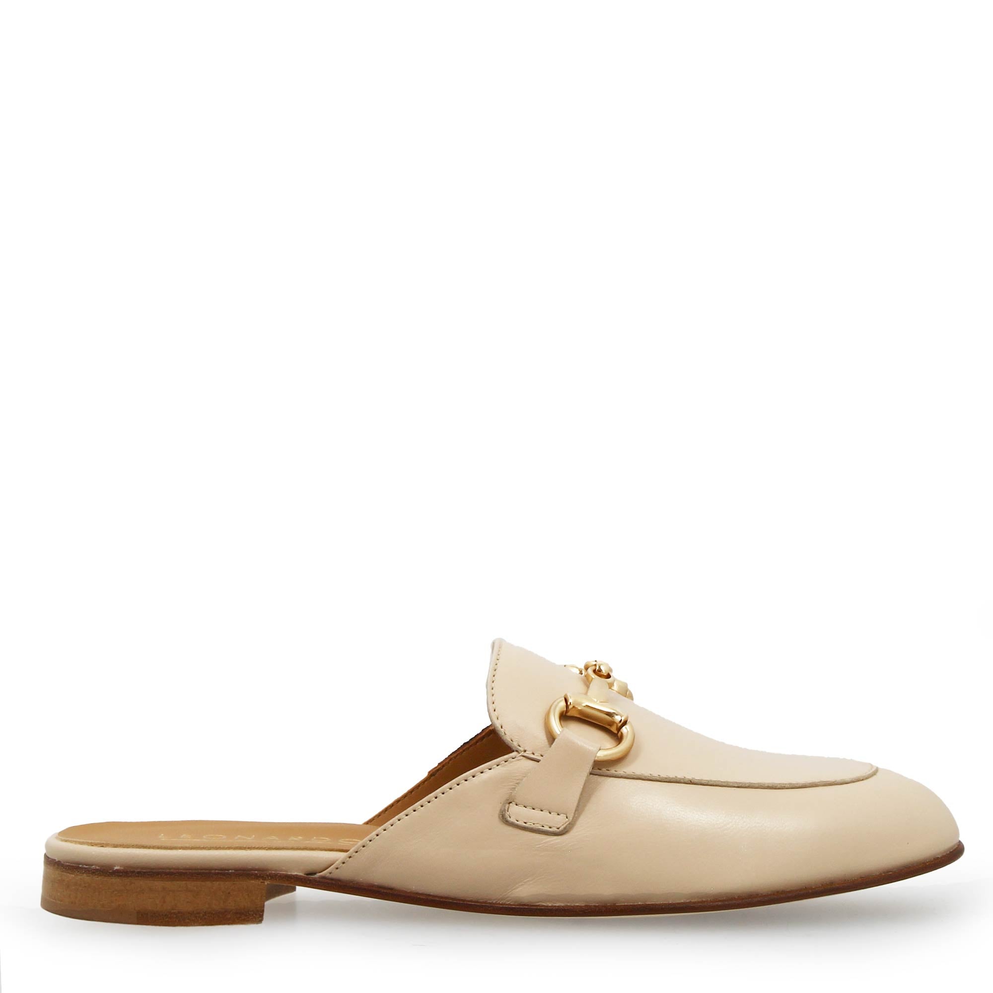 Sabot bianca con fibbia dorata e fondo in vero cuoio - LeonardoShoes