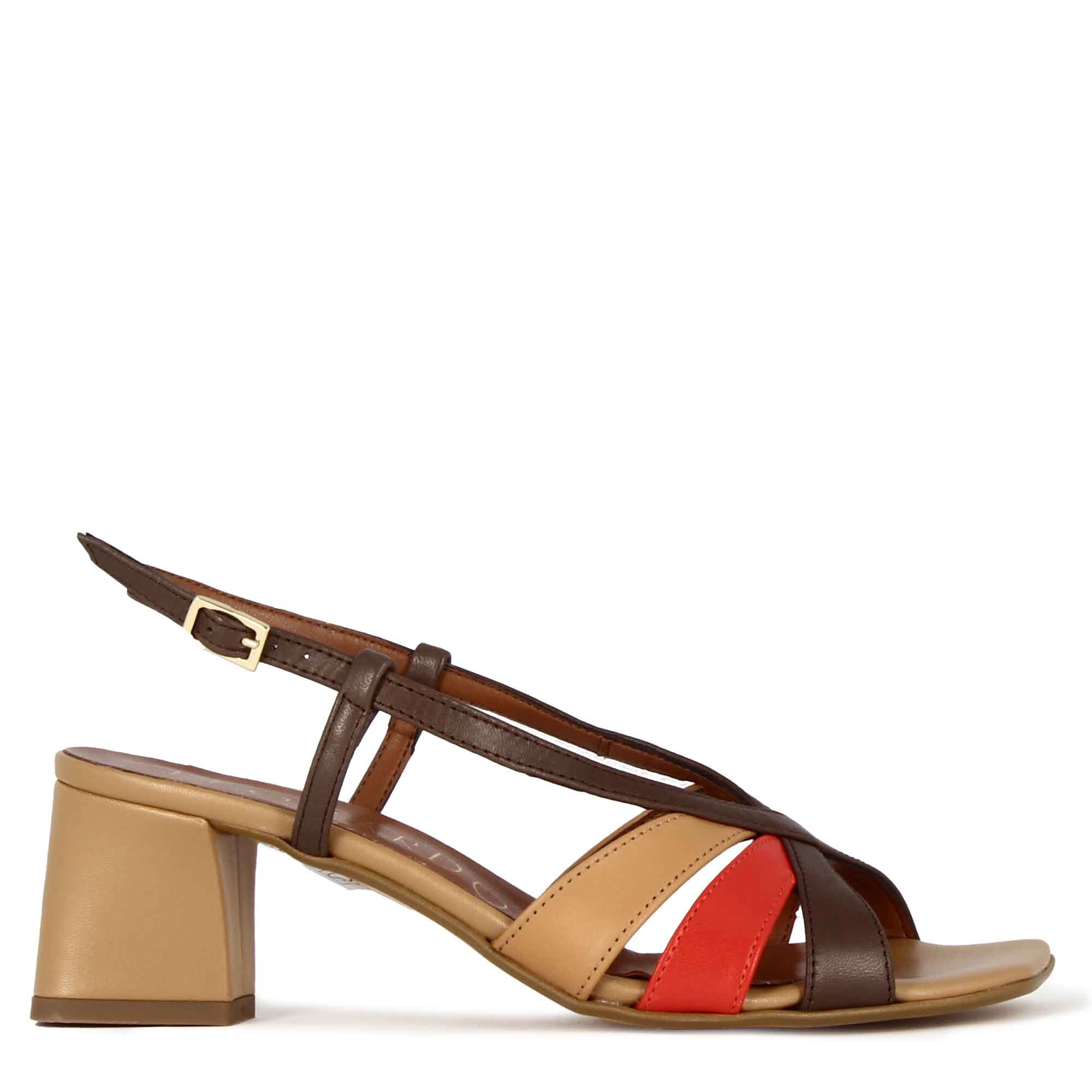 Klassische damen-sandale aus hellbraunem leder mit mehrfarbigen bändern