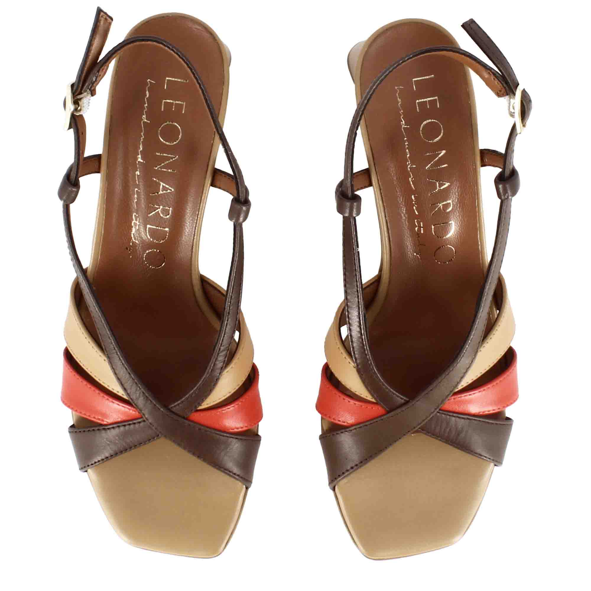 Klassische damen-sandale aus hellbraunem leder mit mehrfarbigen bändern