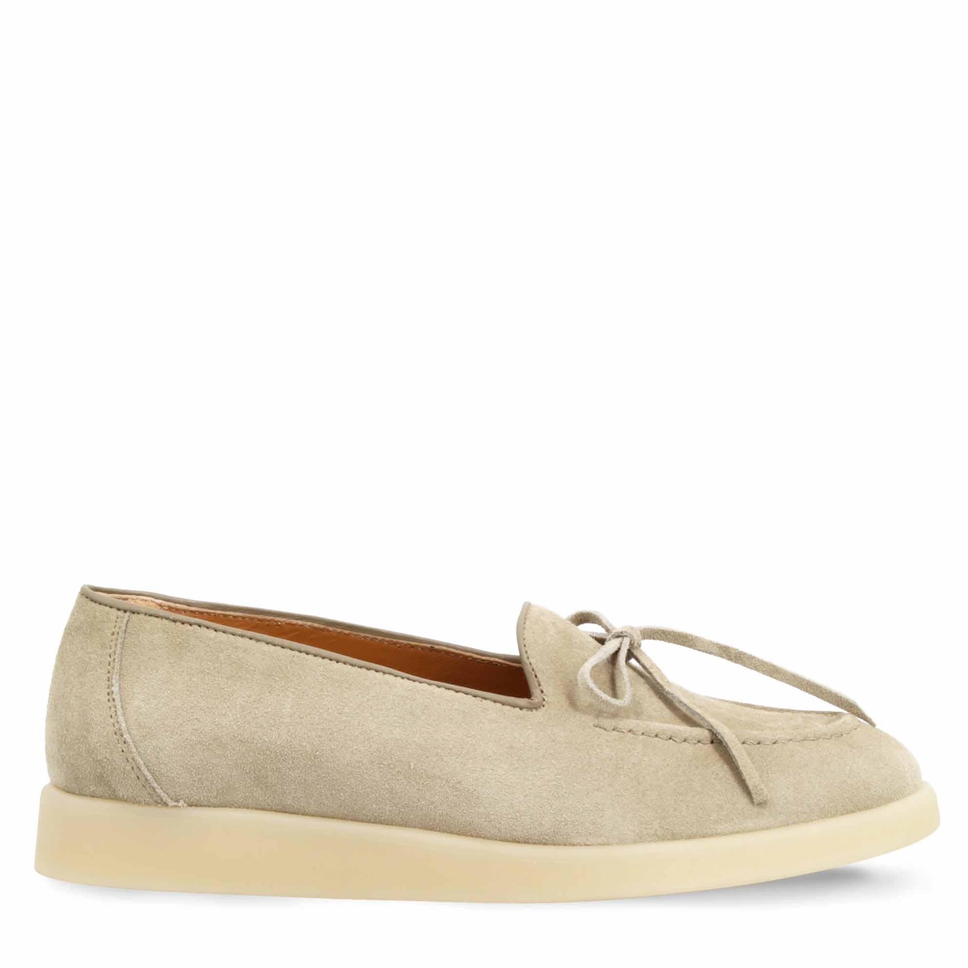 Chaussure bateau en daim beige pour femme, fabriquée à la main