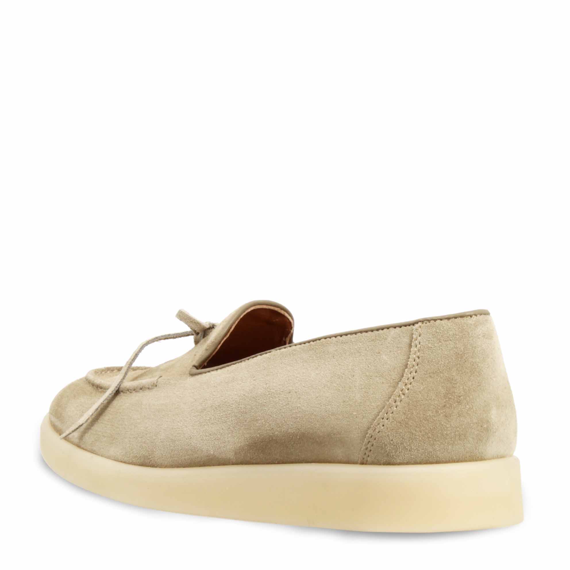 Chaussure bateau en daim beige pour femme, fabriquée à la main
