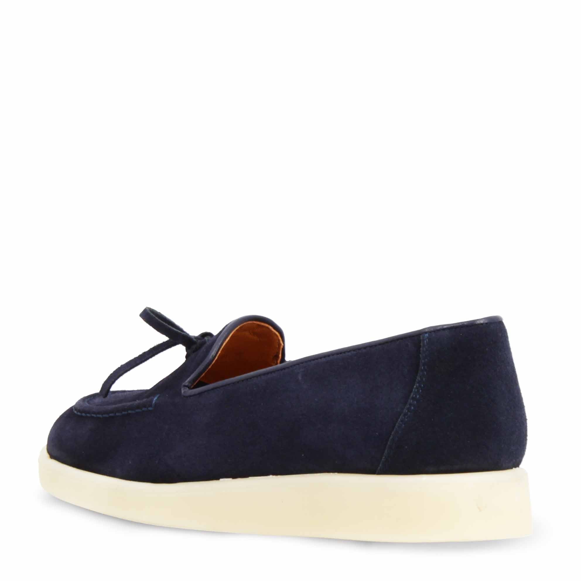 Chaussure bateau pour femme en daim bleu fabriquée à la main