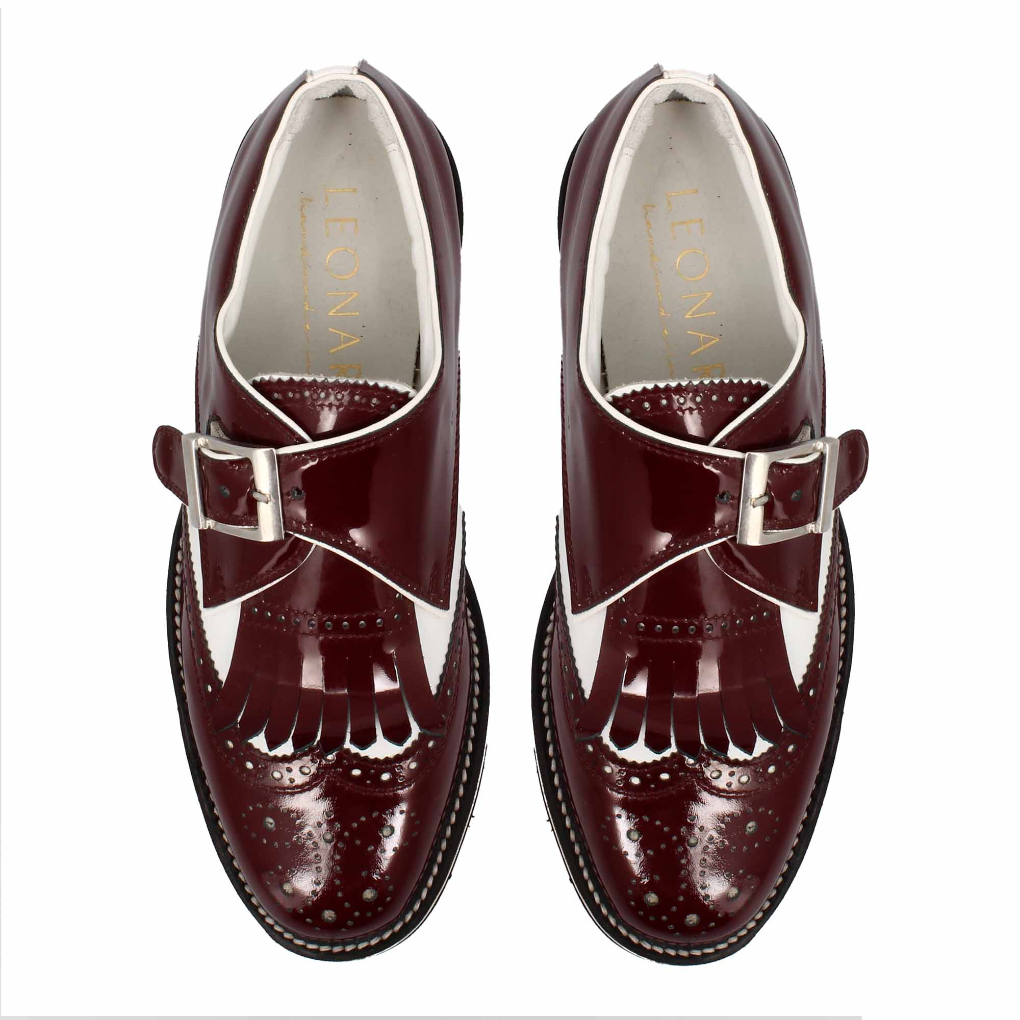 Chaussures de golf à boucle en cuir blanc et cuir verni bordeaux