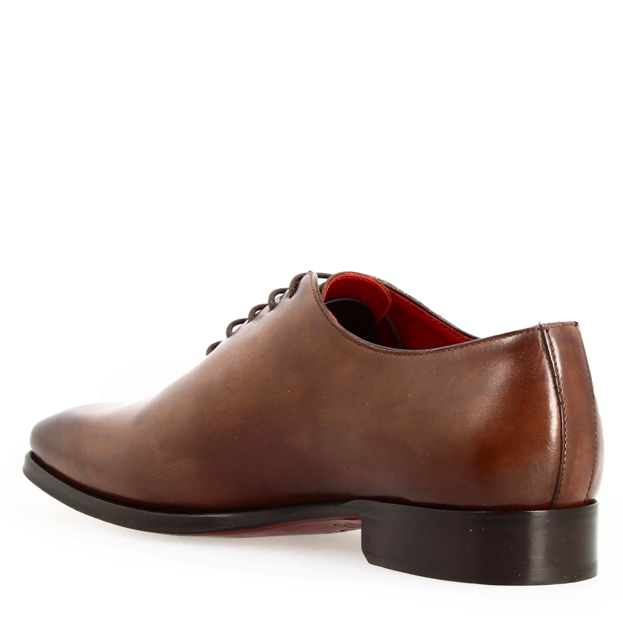 Chaussures à bout carré pour hommes entièrement taillées à la main en cuir brandy delavè