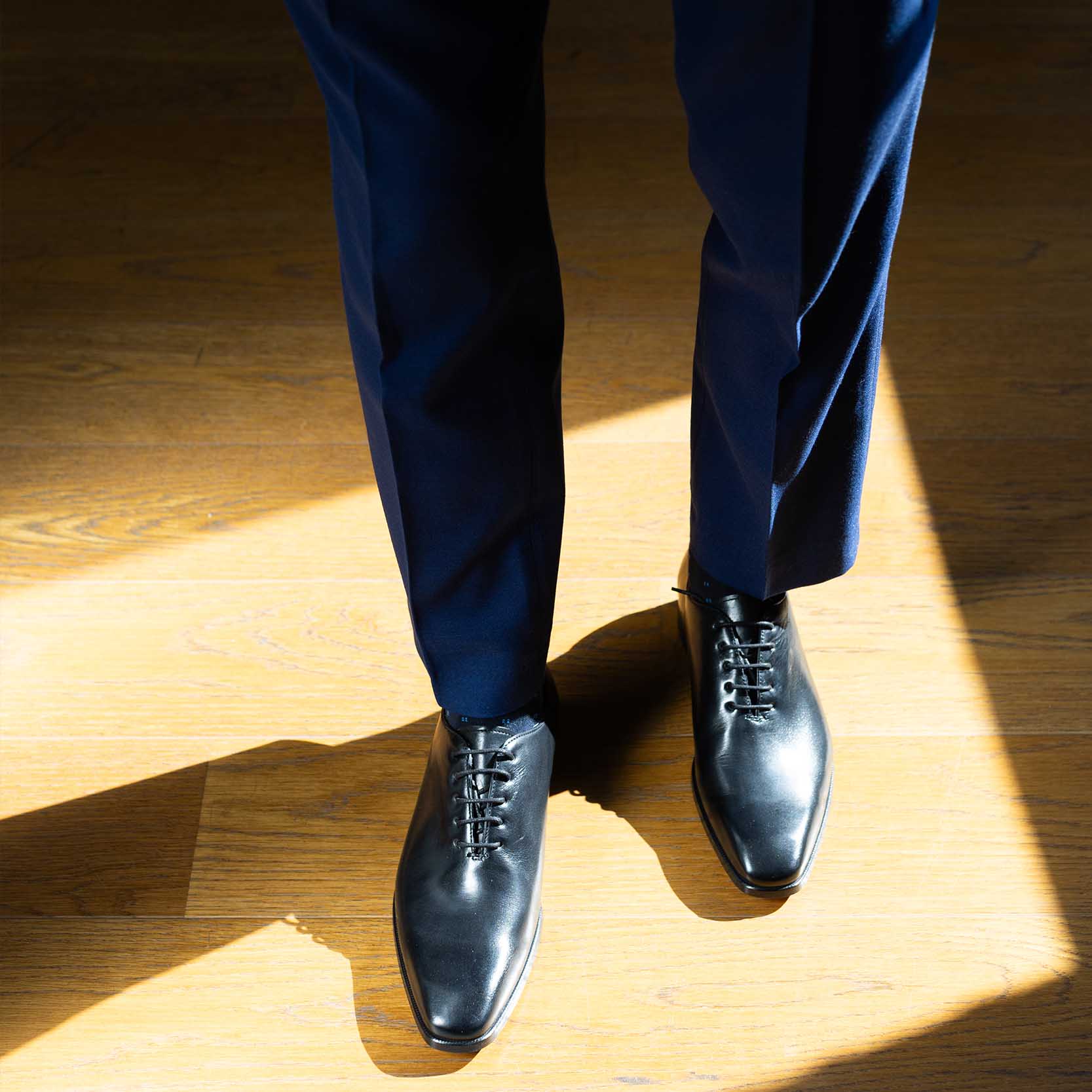 Handmade men's lace-up shoes in black leather with laces