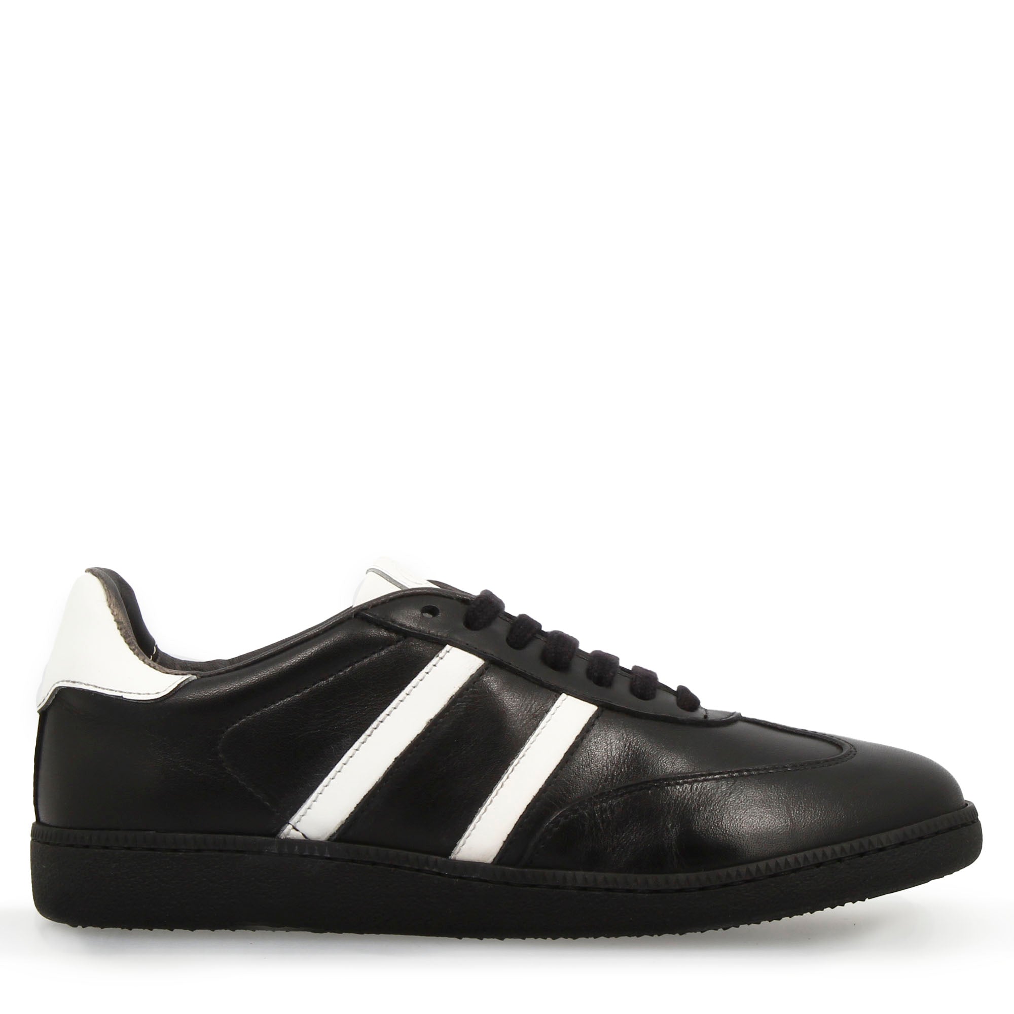 Baskets femme faites main en cuir noir
