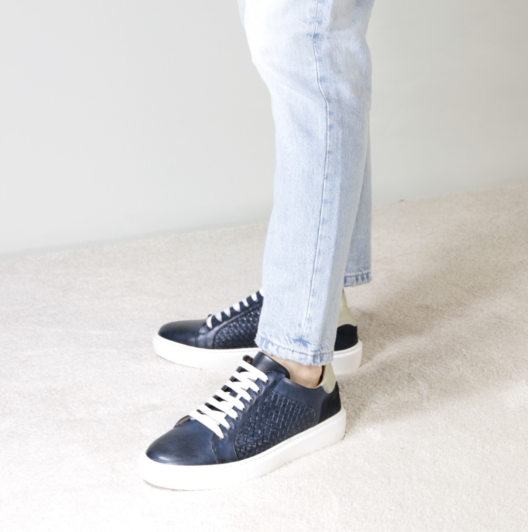 Men's casual trainer in woven leather blue colour