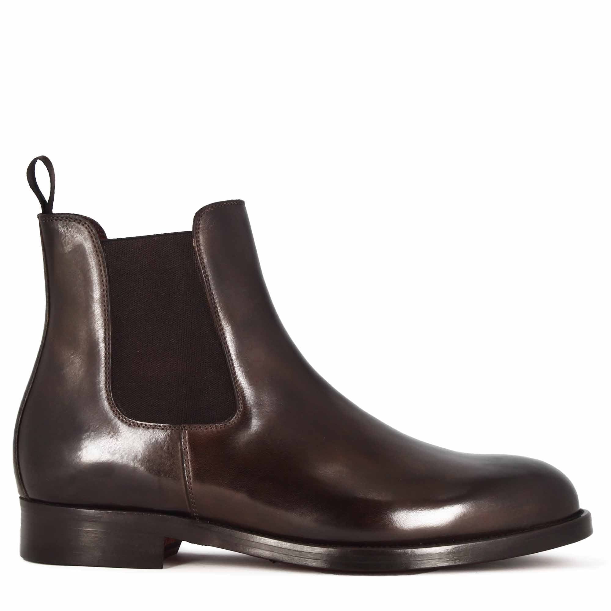 Eleganter handgefertigter chelsea-stiefel aus braunem leder für männer