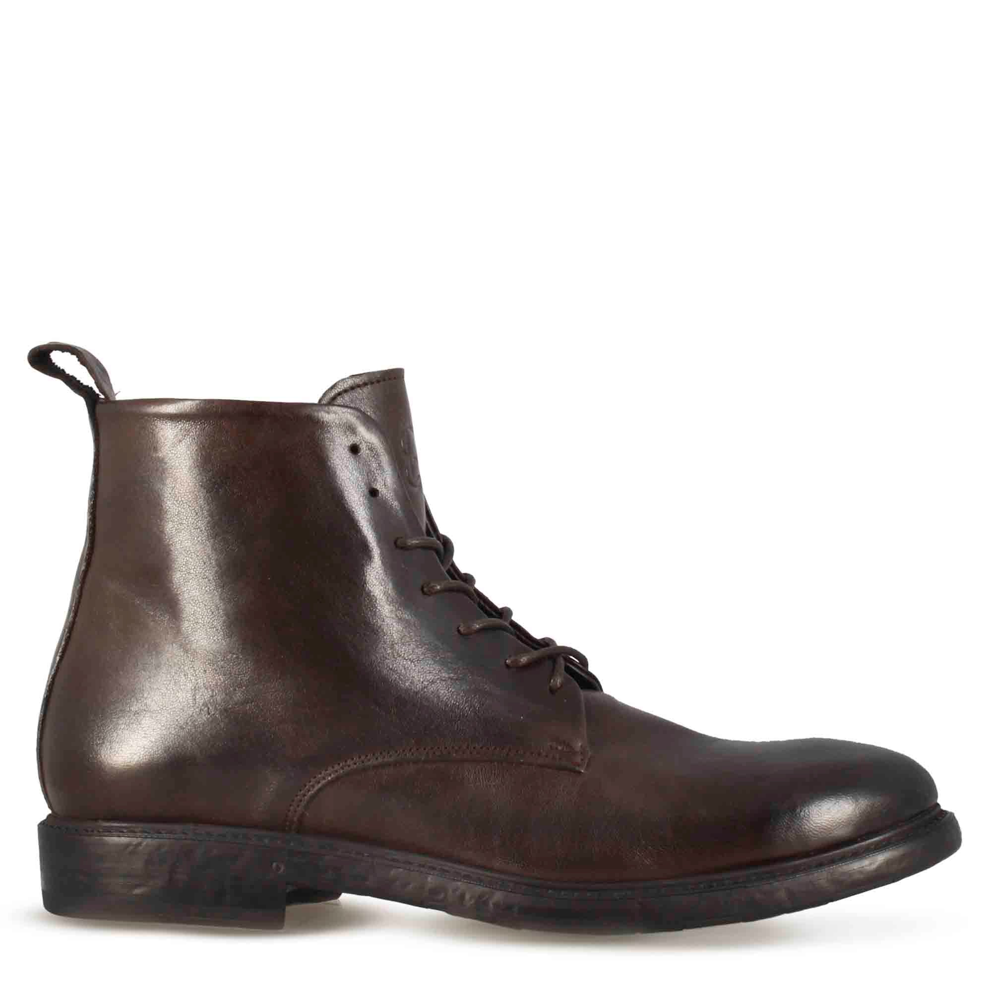 Stivaletti da uomo in vera pelle liscia colore marrone scuro con allacciatura