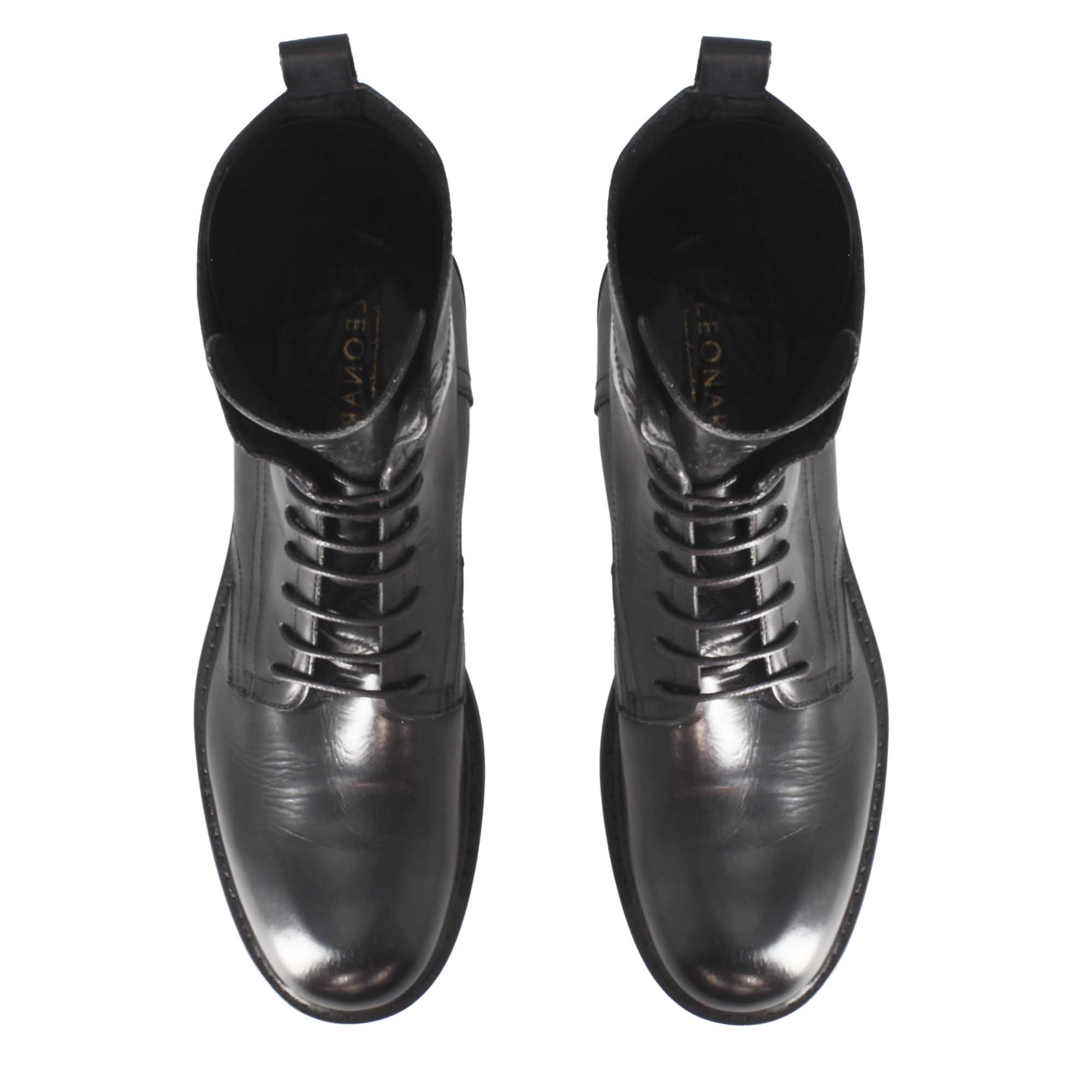 Stivaletto anfibio artigianale in pelle colore nero con allacciatura