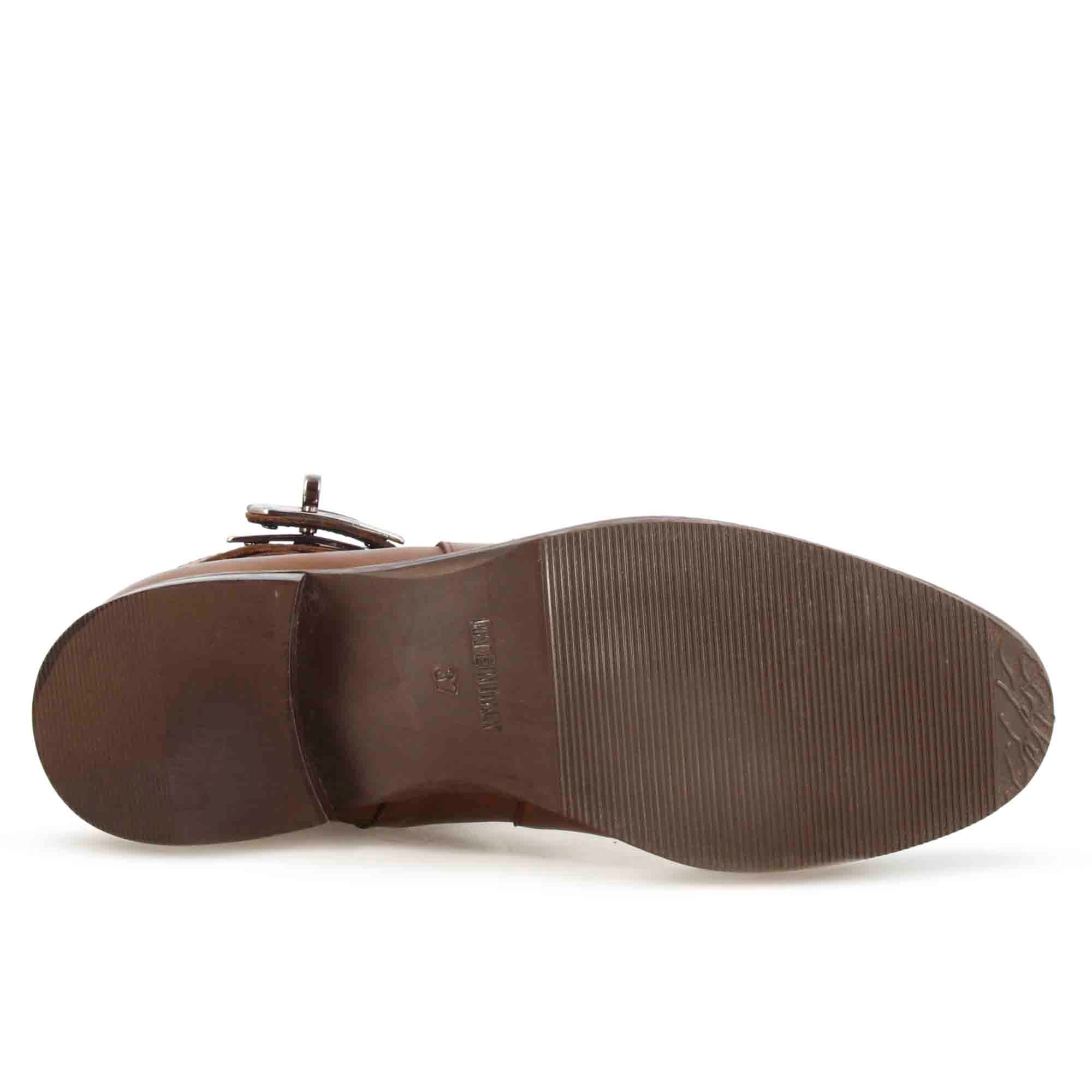 Stivaletto da donna in pelle colore marrone con fibbia decorativa alla caviglia