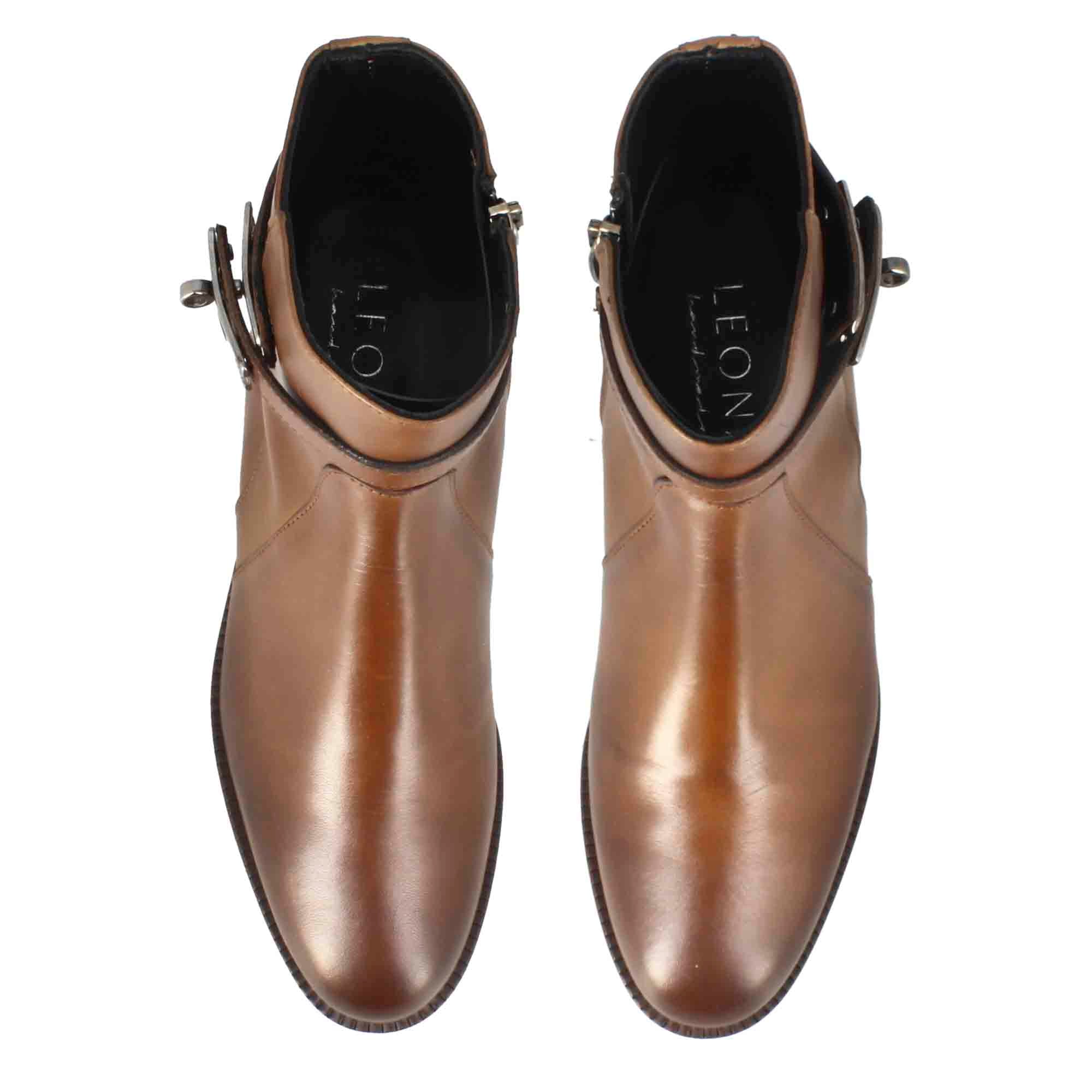 Stivaletto da donna in pelle colore marrone con fibbia decorativa alla caviglia