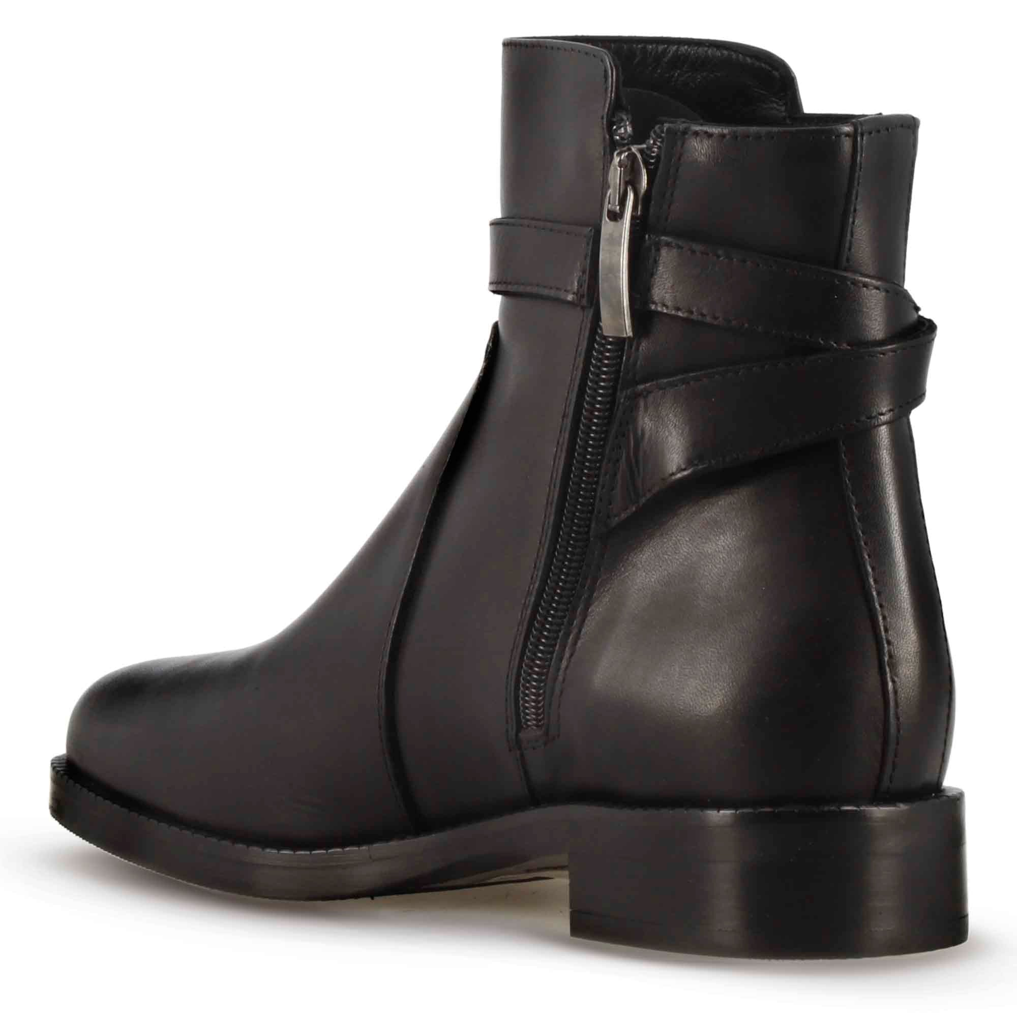 Stivaletto da donna in pelle colore nero con fibbia decorativa alla caviglia