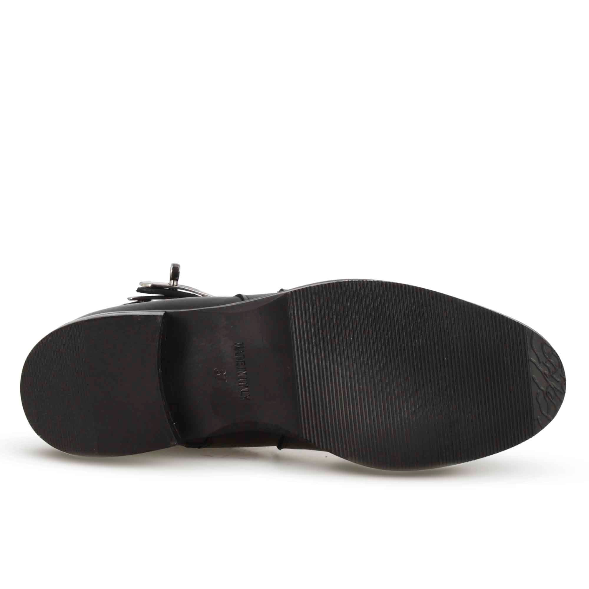 Stivaletto da donna in pelle colore nero con fibbia decorativa alla caviglia