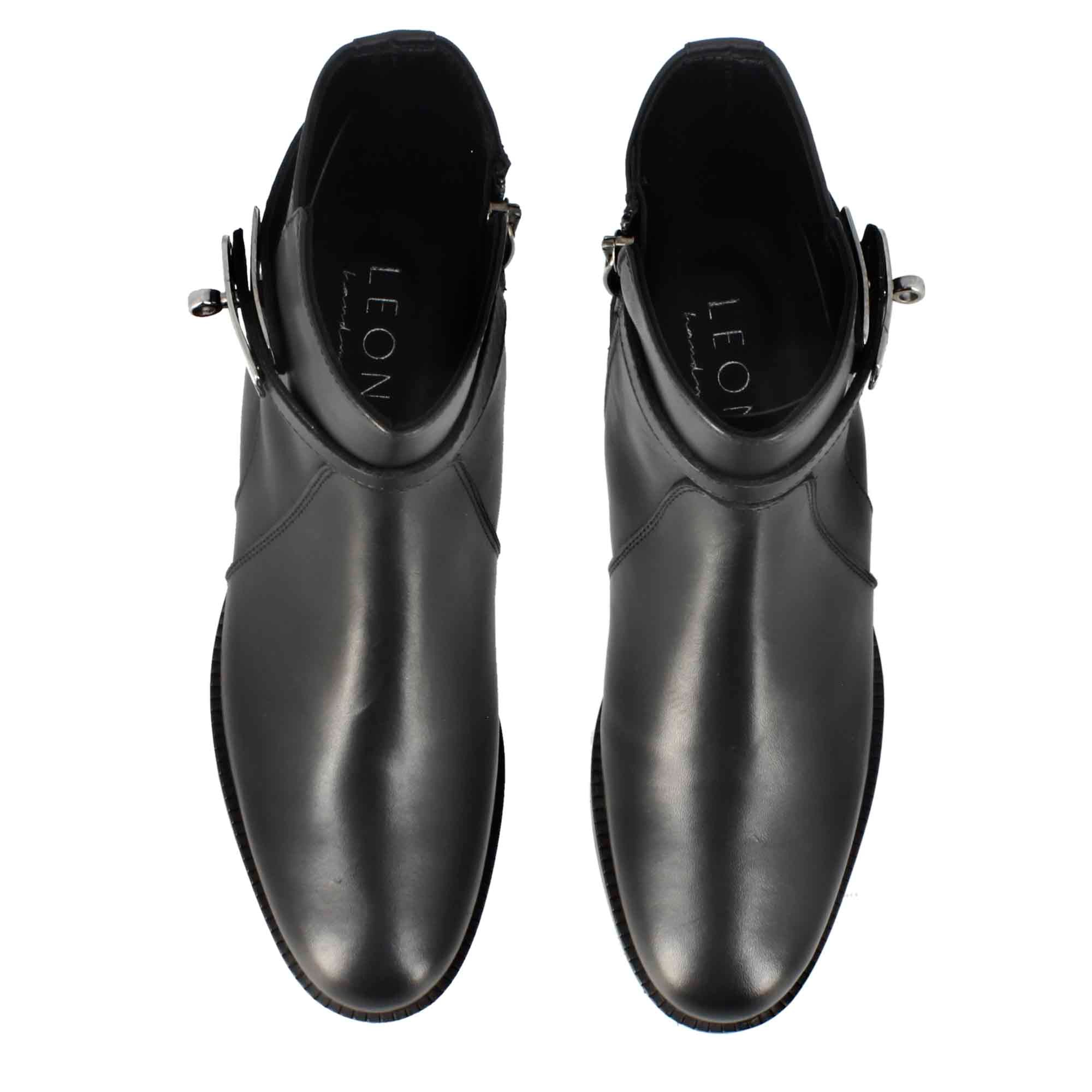 Stivaletto da donna in pelle colore nero con fibbia decorativa alla caviglia