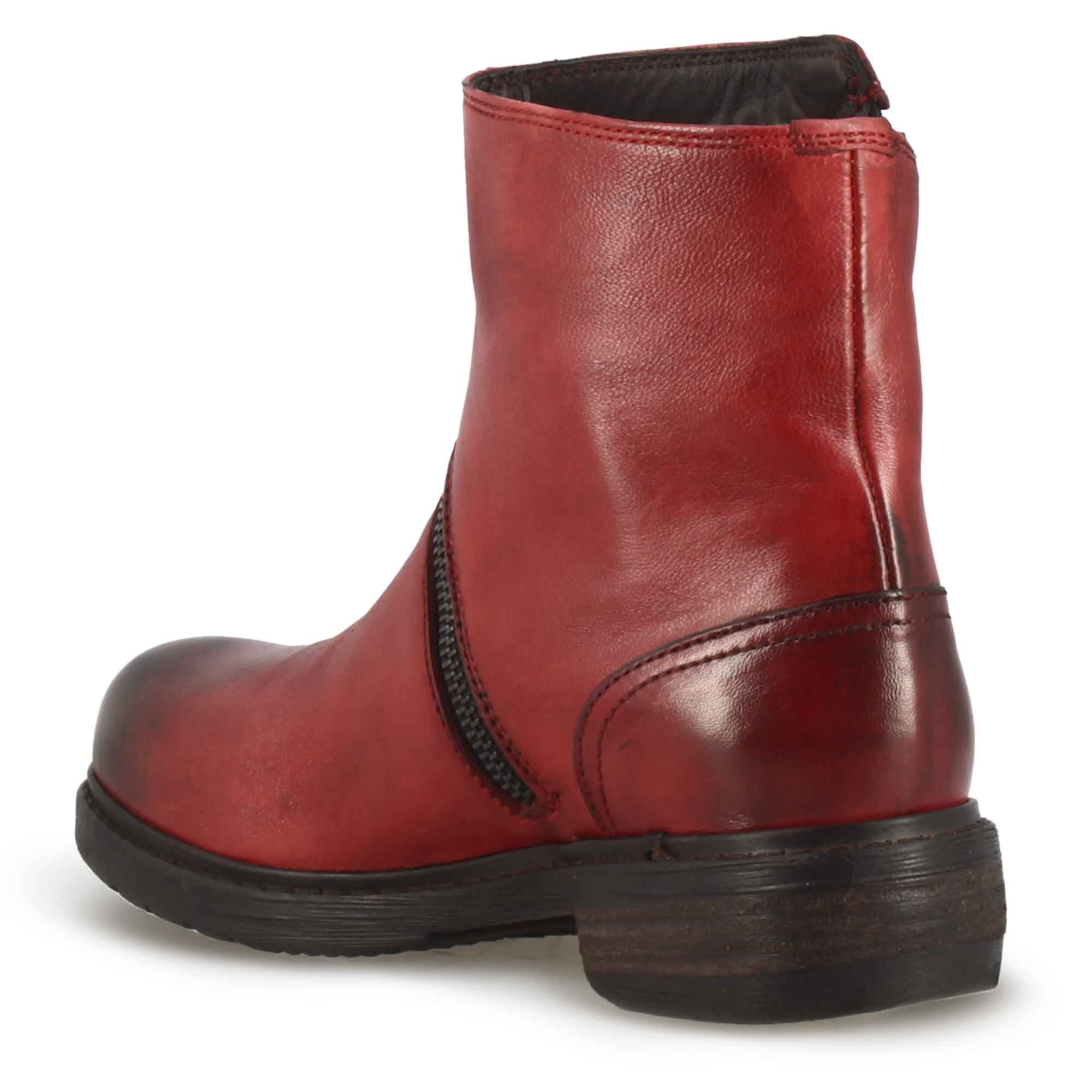 Stivaletto da donna in pelle colore rosso con cerniera asimmetrica