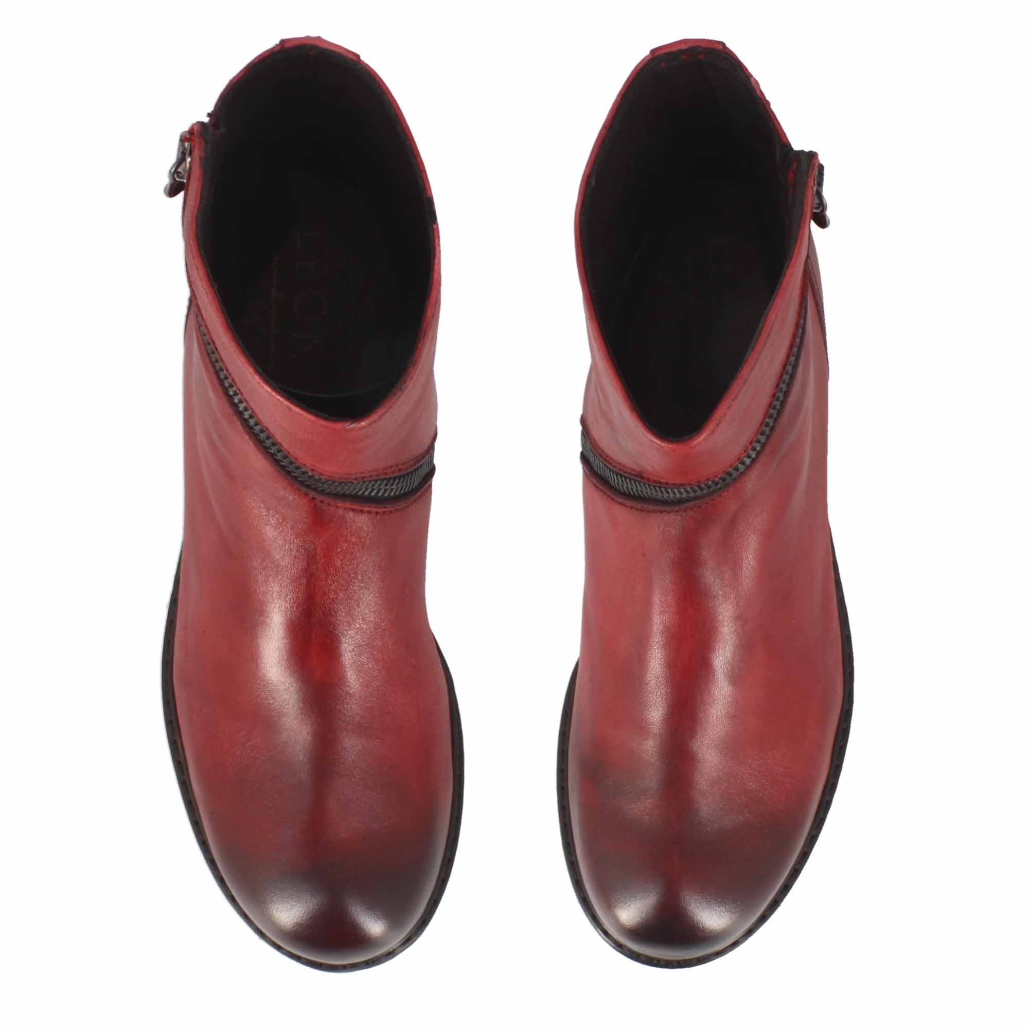 Stivaletto da donna in pelle colore rosso con cerniera asimmetrica
