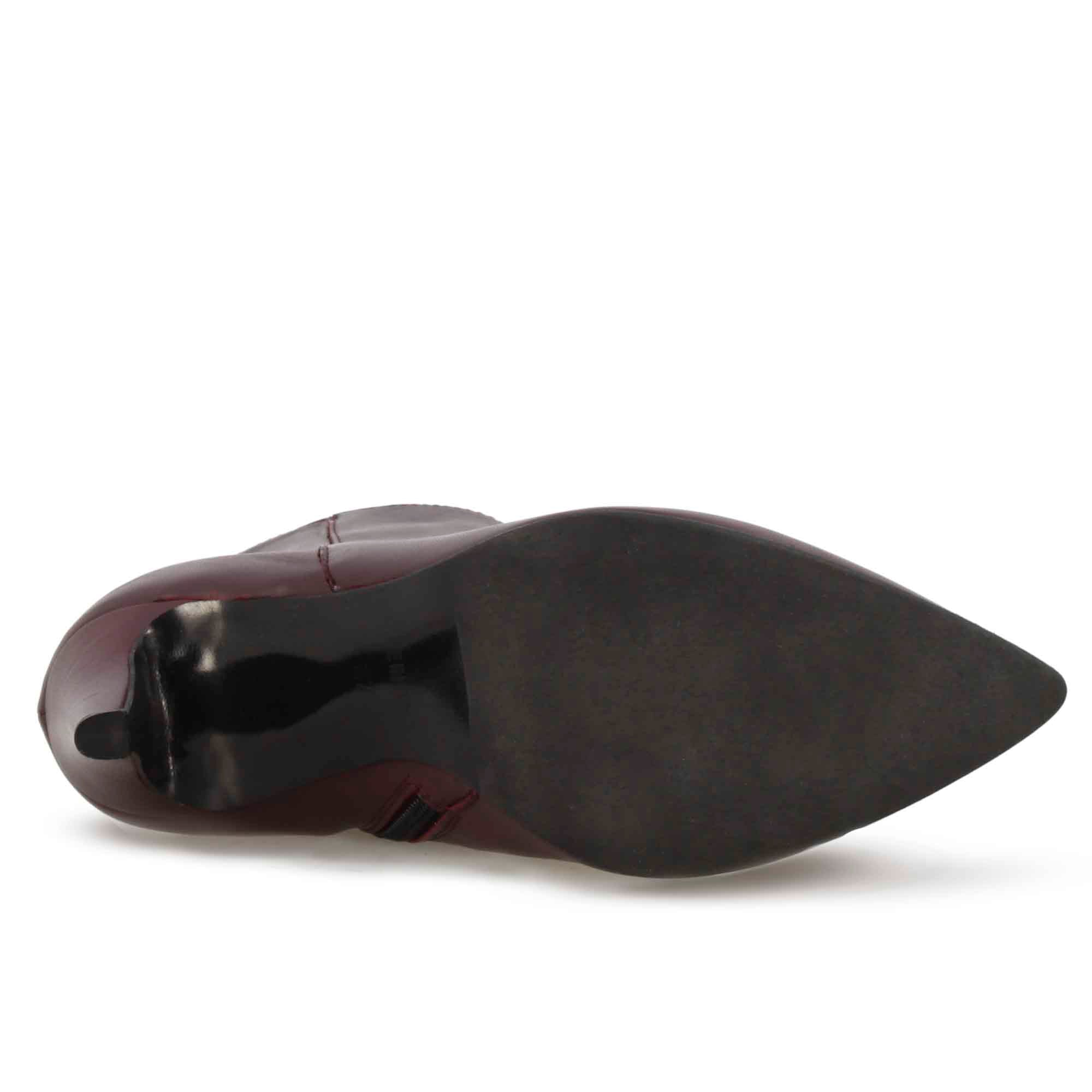 Elegant pointed ankle boot for women in burgundy leather