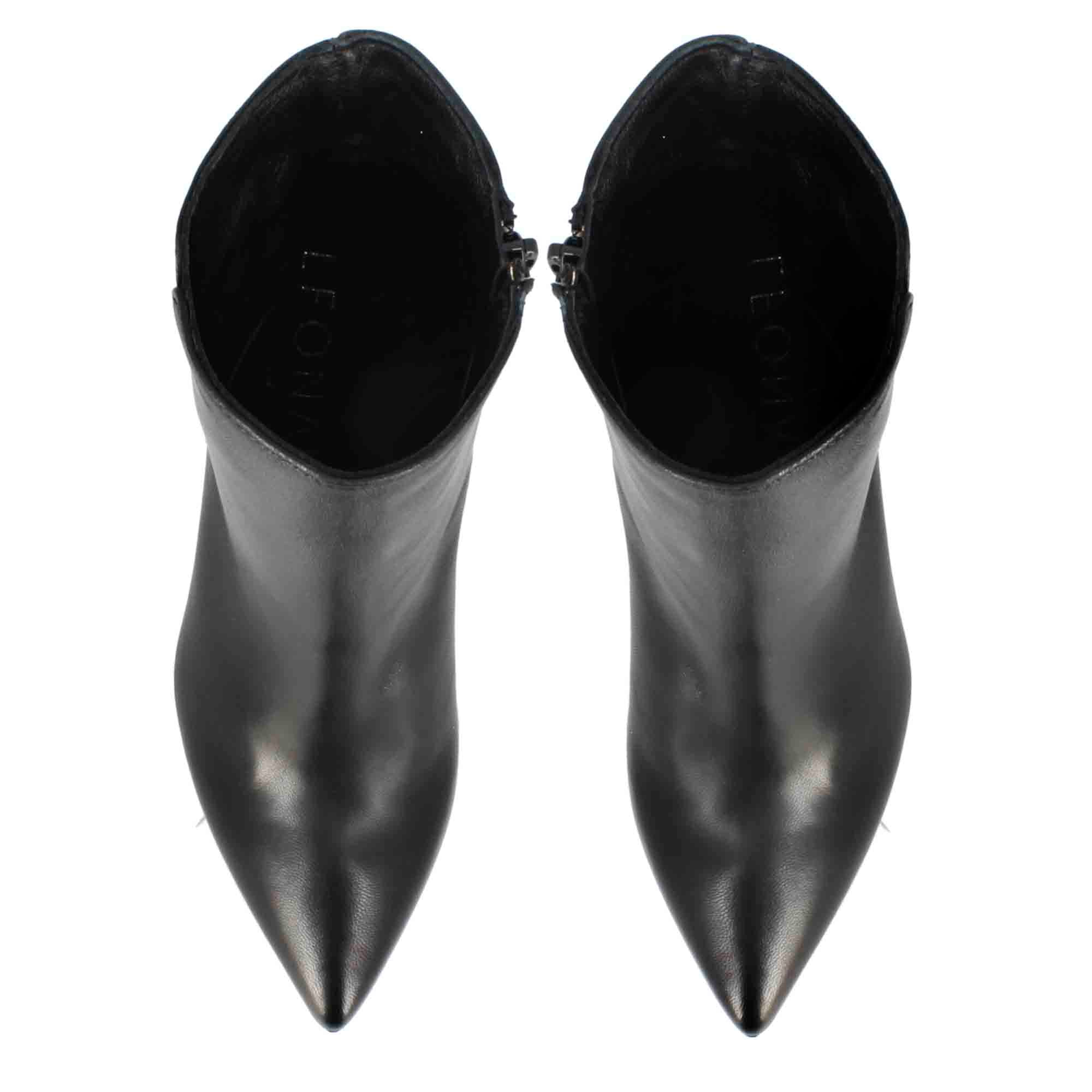 Elegant women's ankle boot with pointed toe in black leather