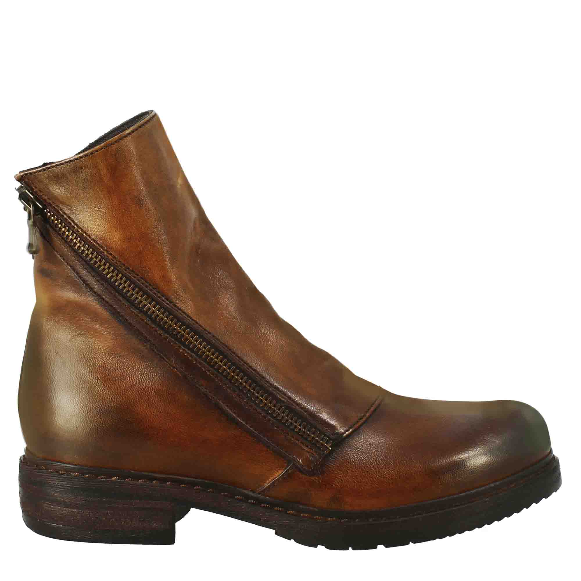 Bottine Paupa pour femme en cuir lavé couleur beige foncé avec fermeture éclair en diagonale