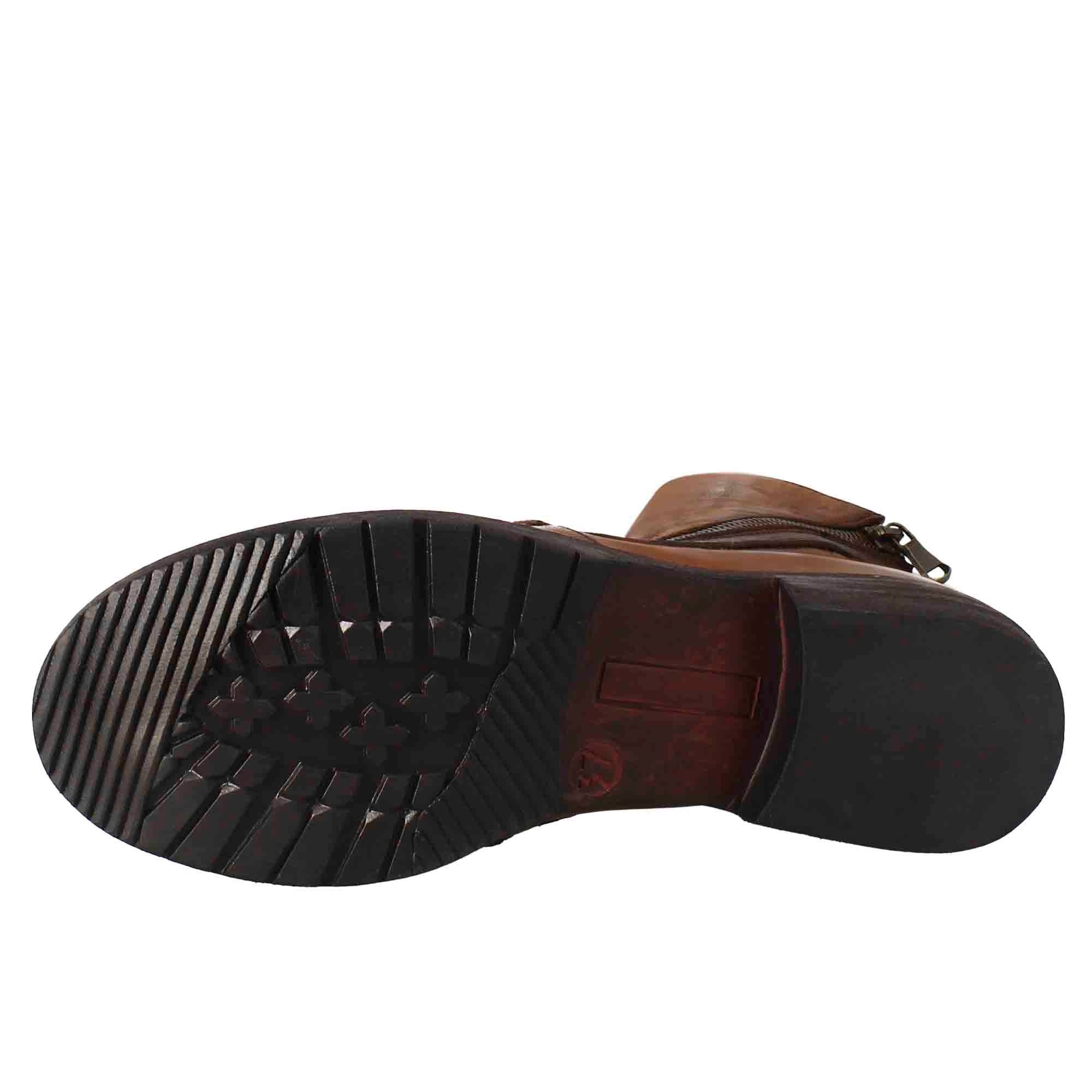Bottine Paupa pour femme en cuir lavé couleur beige foncé avec fermeture éclair en diagonale
