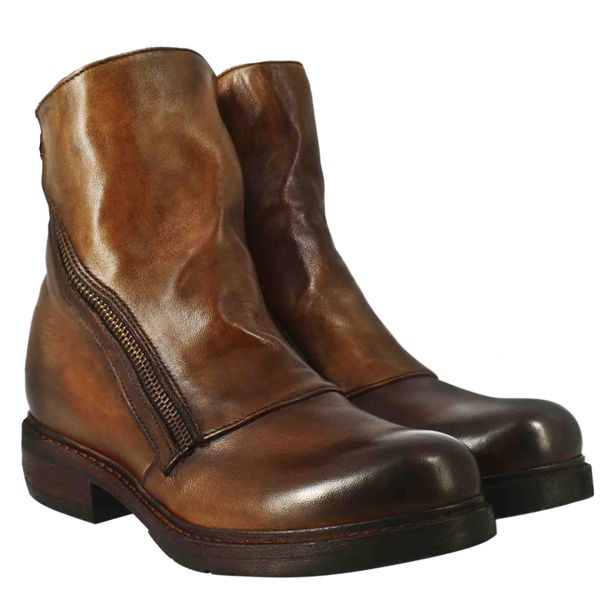 Bottine Paupa pour femme en cuir lavé couleur beige foncé avec fermeture éclair en diagonale