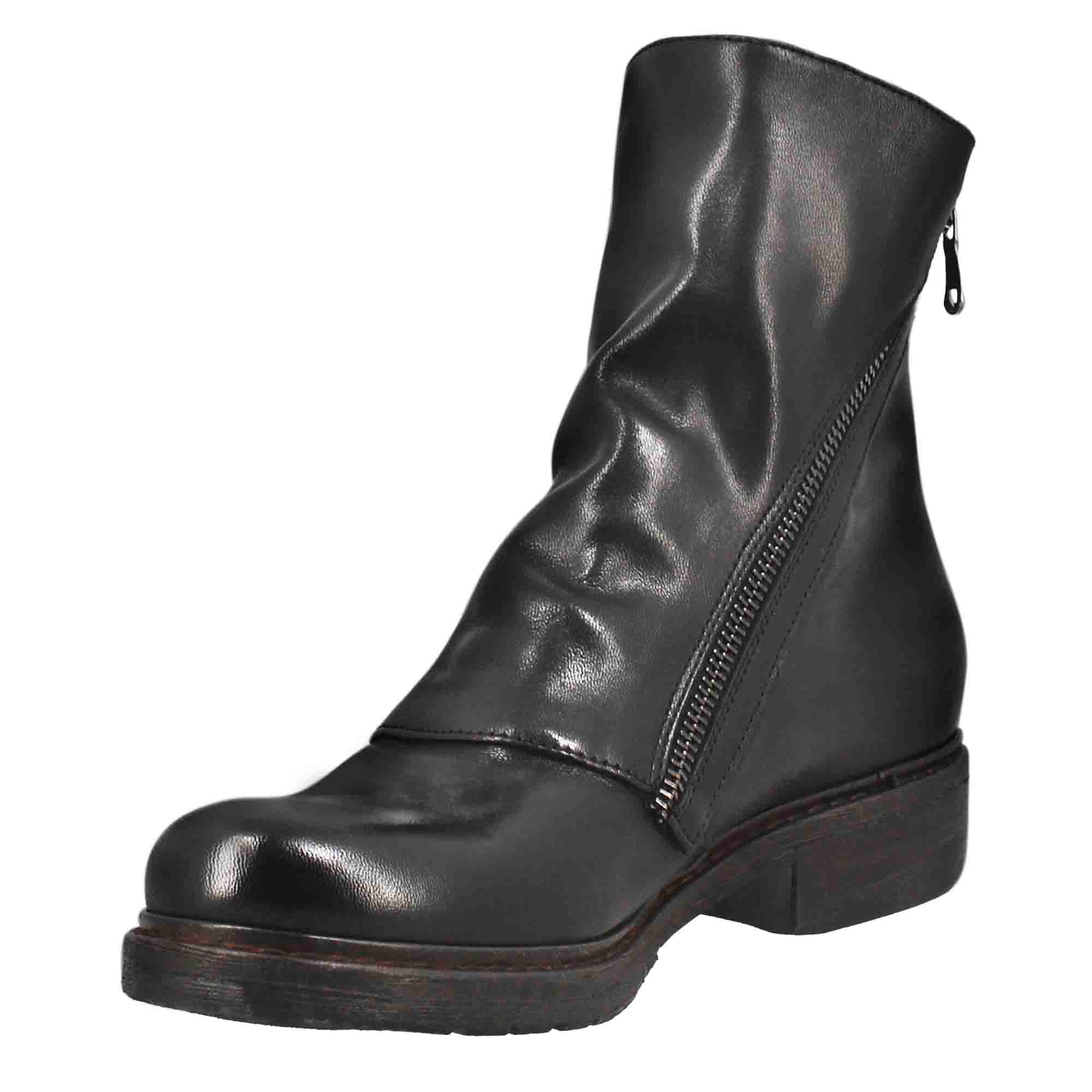 Paupa women's ankle boot in black washed leather with diagonal zip