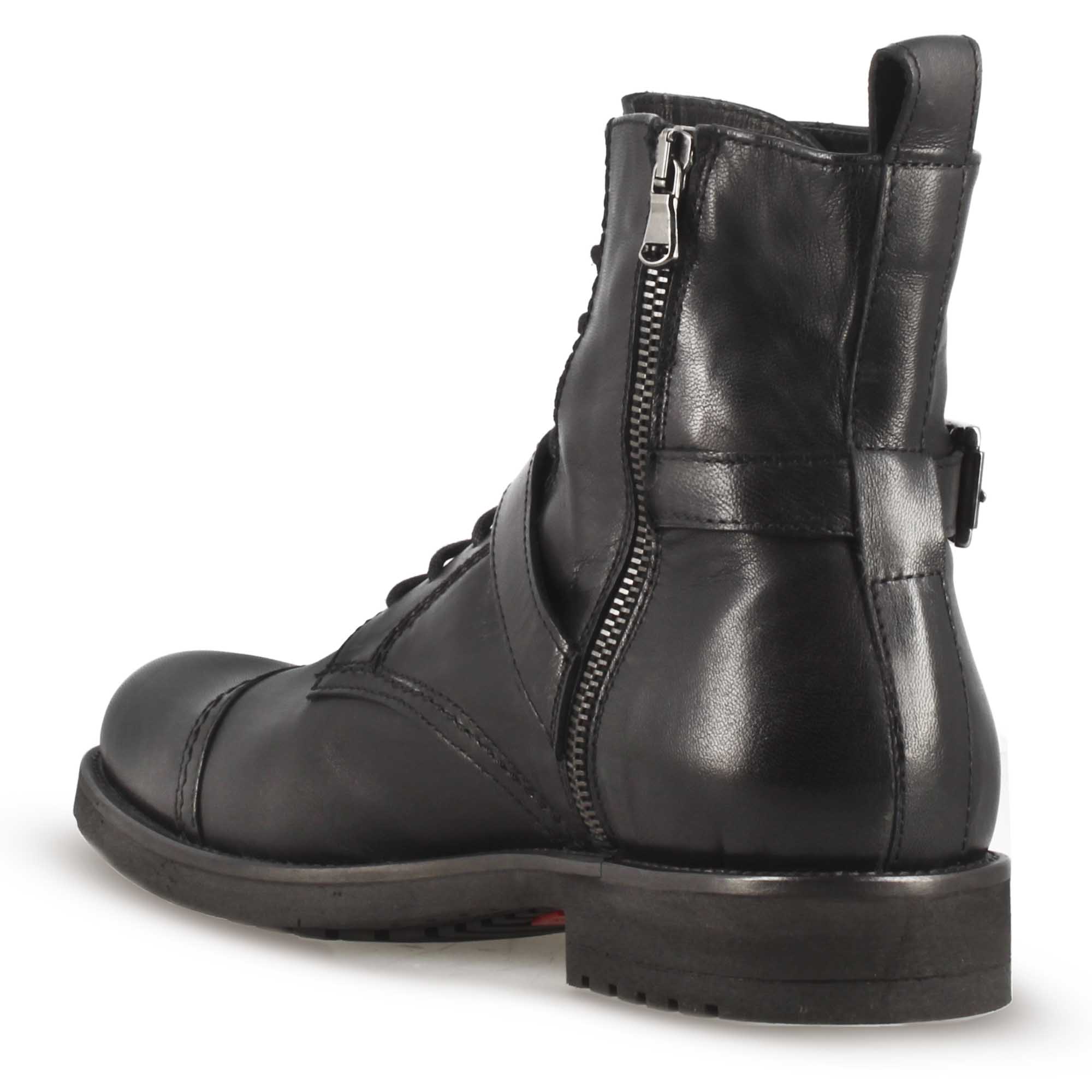 Anfibio da uomo in pelle colore nero e suola in gomma