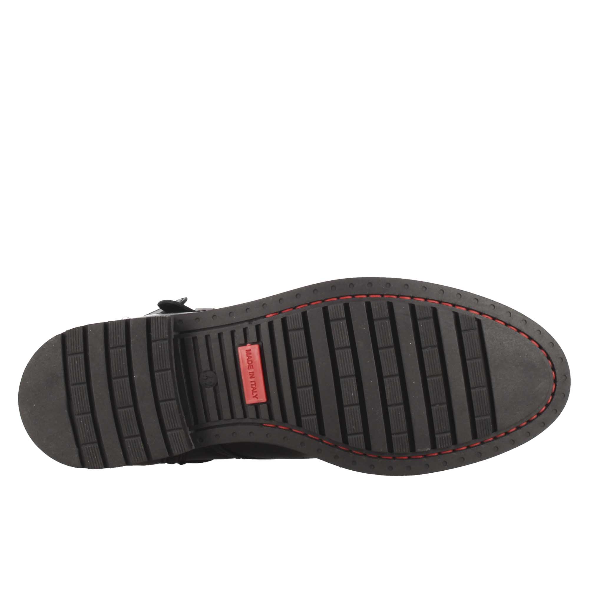 Anfibio da uomo in pelle colore nero e suola in gomma