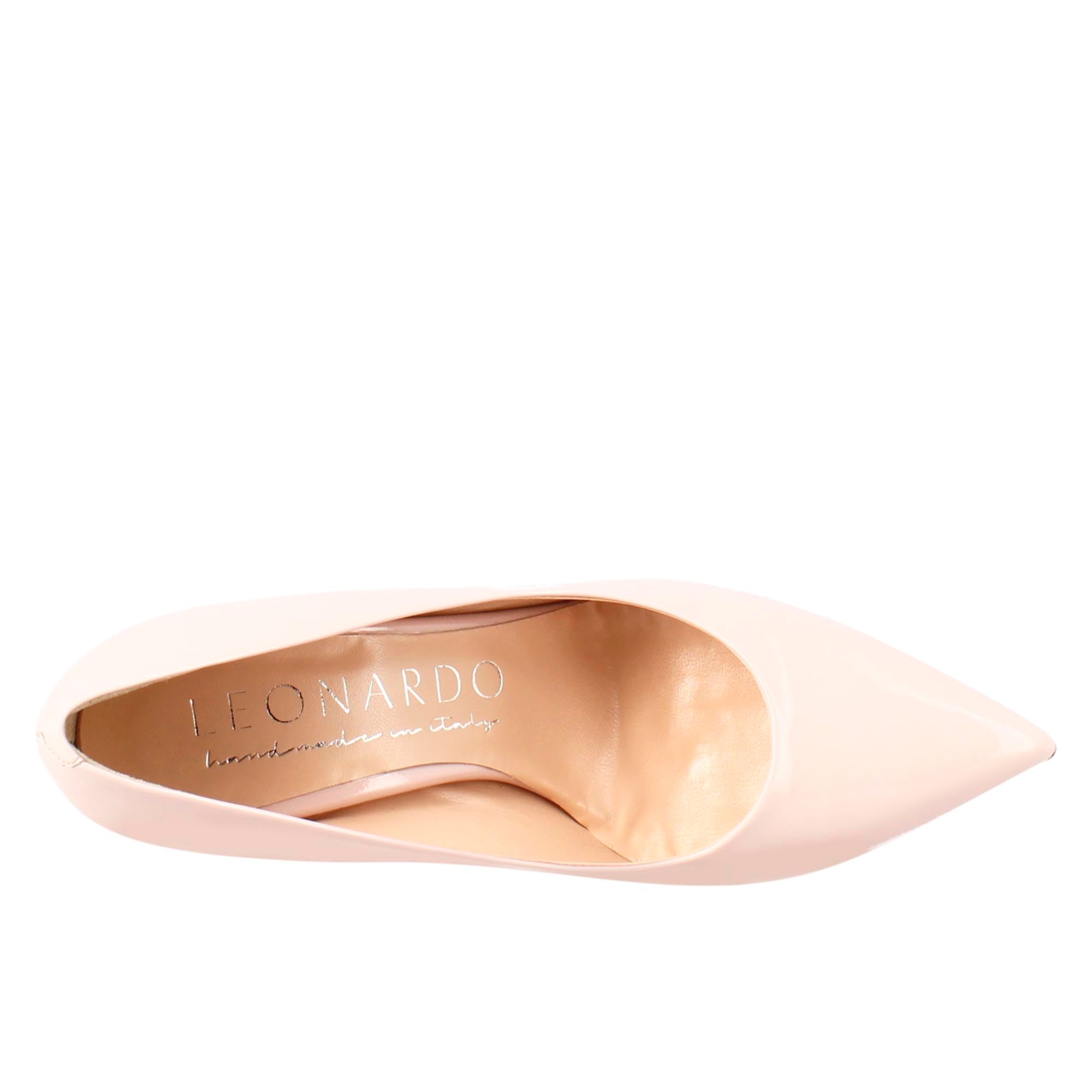 Décolleté da donna in pelle verniciata colore rosa a punta