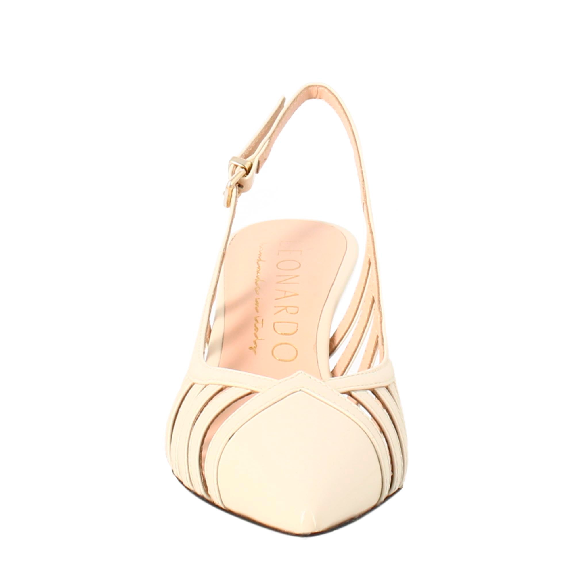 Women's décolleté in beige patent leather with pointed toe