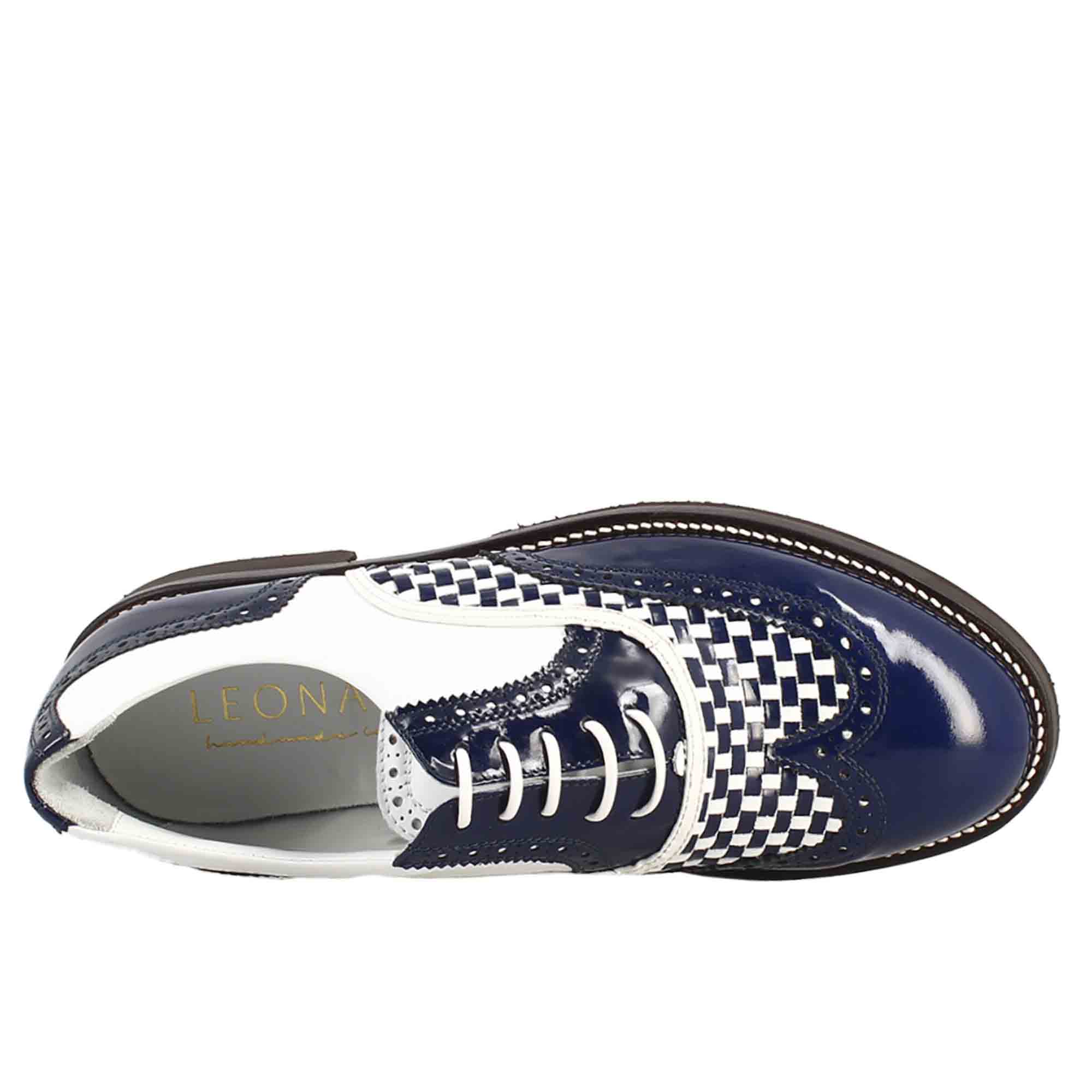 Scarpe da golf colore blu e bianco dettagli in pelle intrecciata - LeonardoShoes