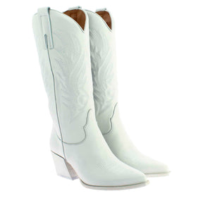 Women's medium Texan boots in white leather with embroidery.