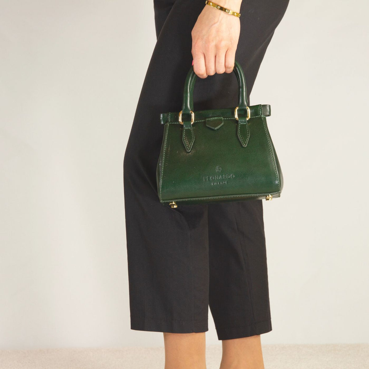 Fiorenza leather handbag with removable green shoulder strap