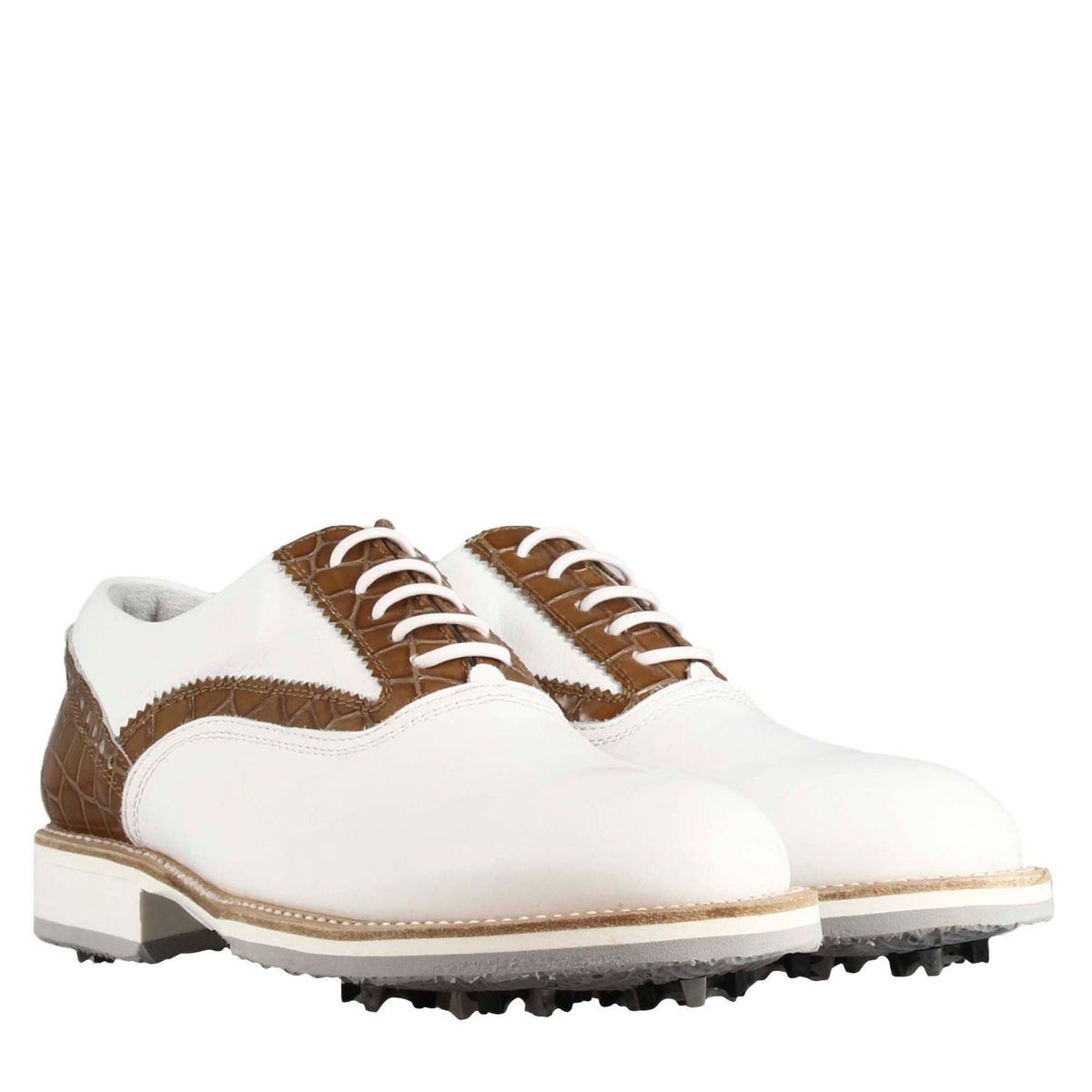 Scarpe da golf artigianali da donna in pelle bianca con dettagli in colore marrone chiaro.