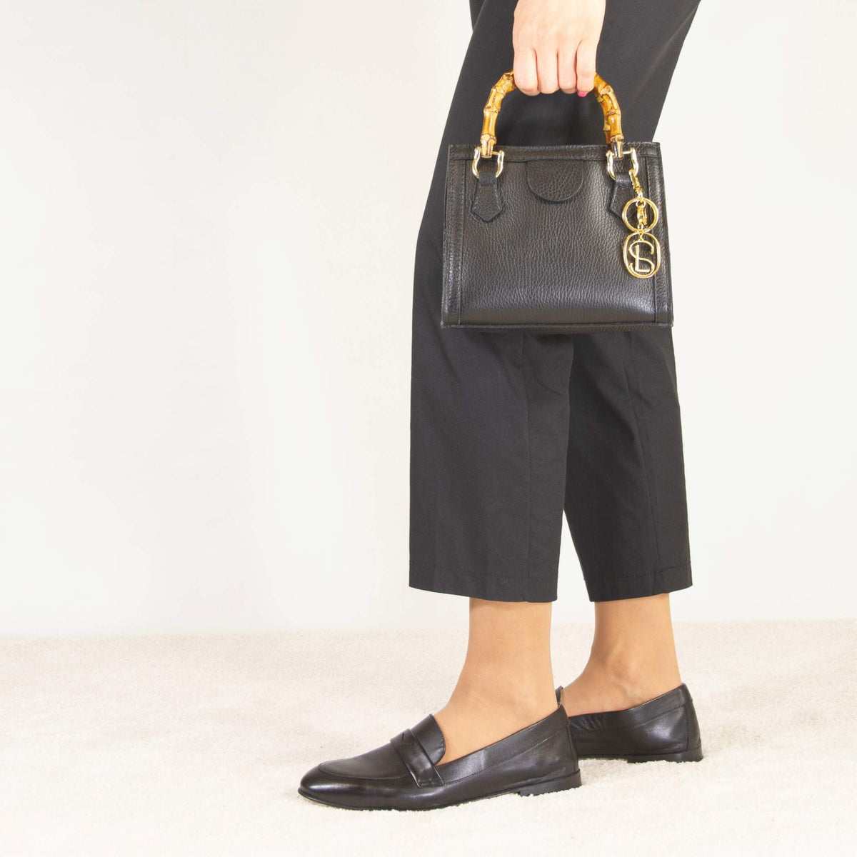 Schwarze Leder-Mini-Bambus-Handtasche für Frauen mit Holzgriffen und Schulterriemen