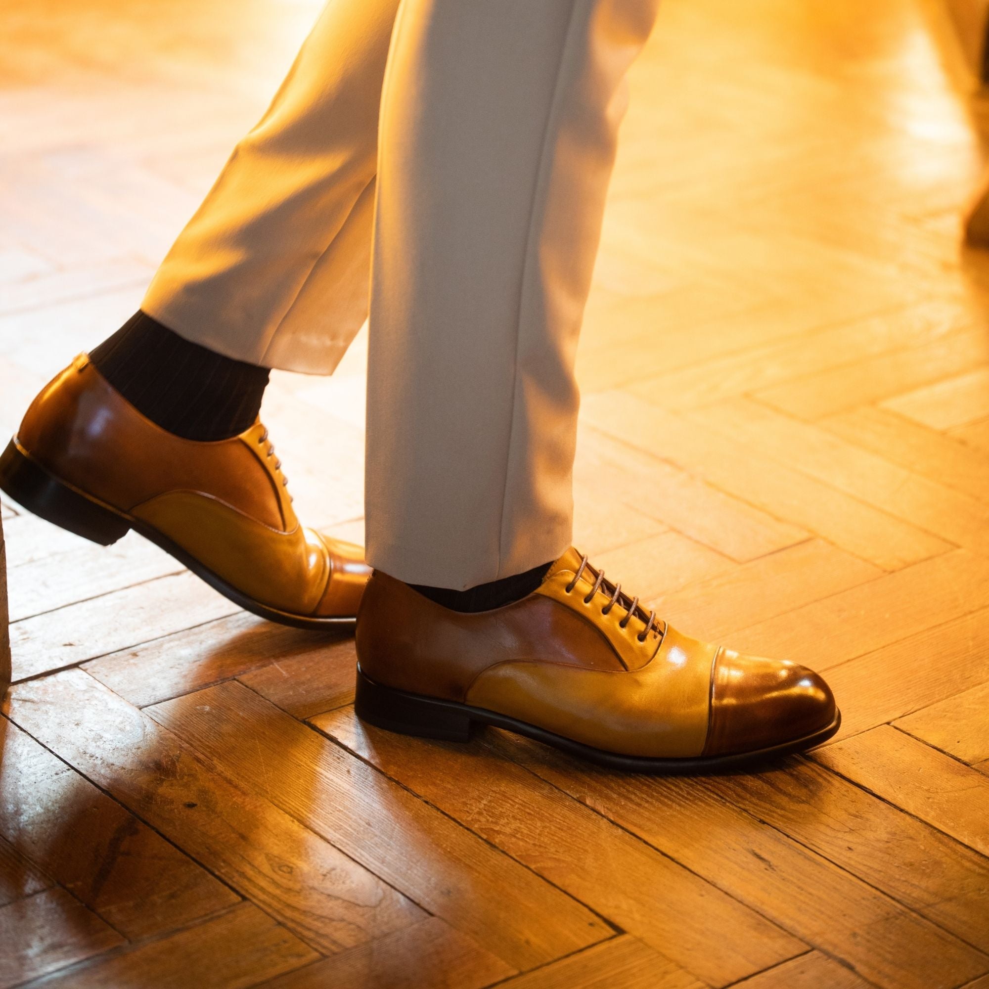 Richelieu marron et jaune pour homme élégant en cuir et doublure rouge 