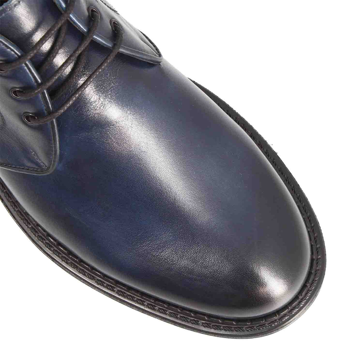 Dettaglio della sfumatura blu e della suola Wearlight del chukka boot Bacco