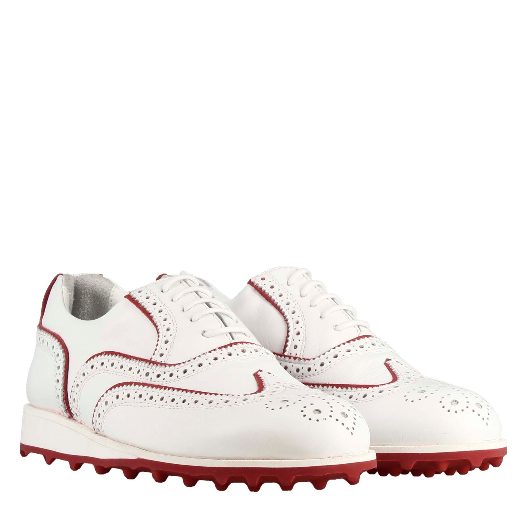 Scarpe golf fatte a mano in pelle colore bianco con dettagli colore rosso.